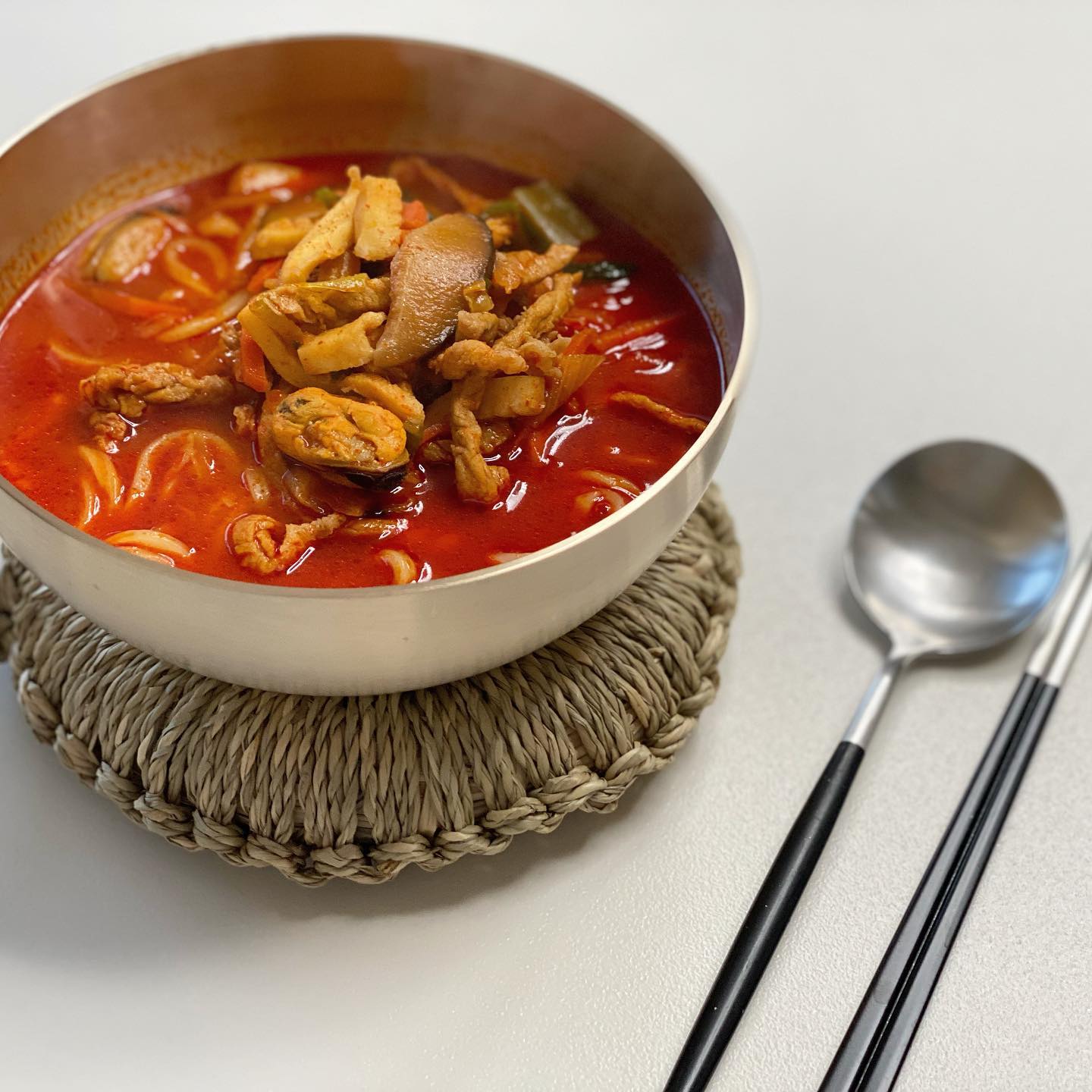 .
조용히 보내는 설날 첫날✨
요리하기 귀찮은날은 냉동실에서 목란짬뽕으로 한끼 해결! 

#컬리추천템 #목란짬뽕 #놋담
#오늘도컬리 #ID_jihea809