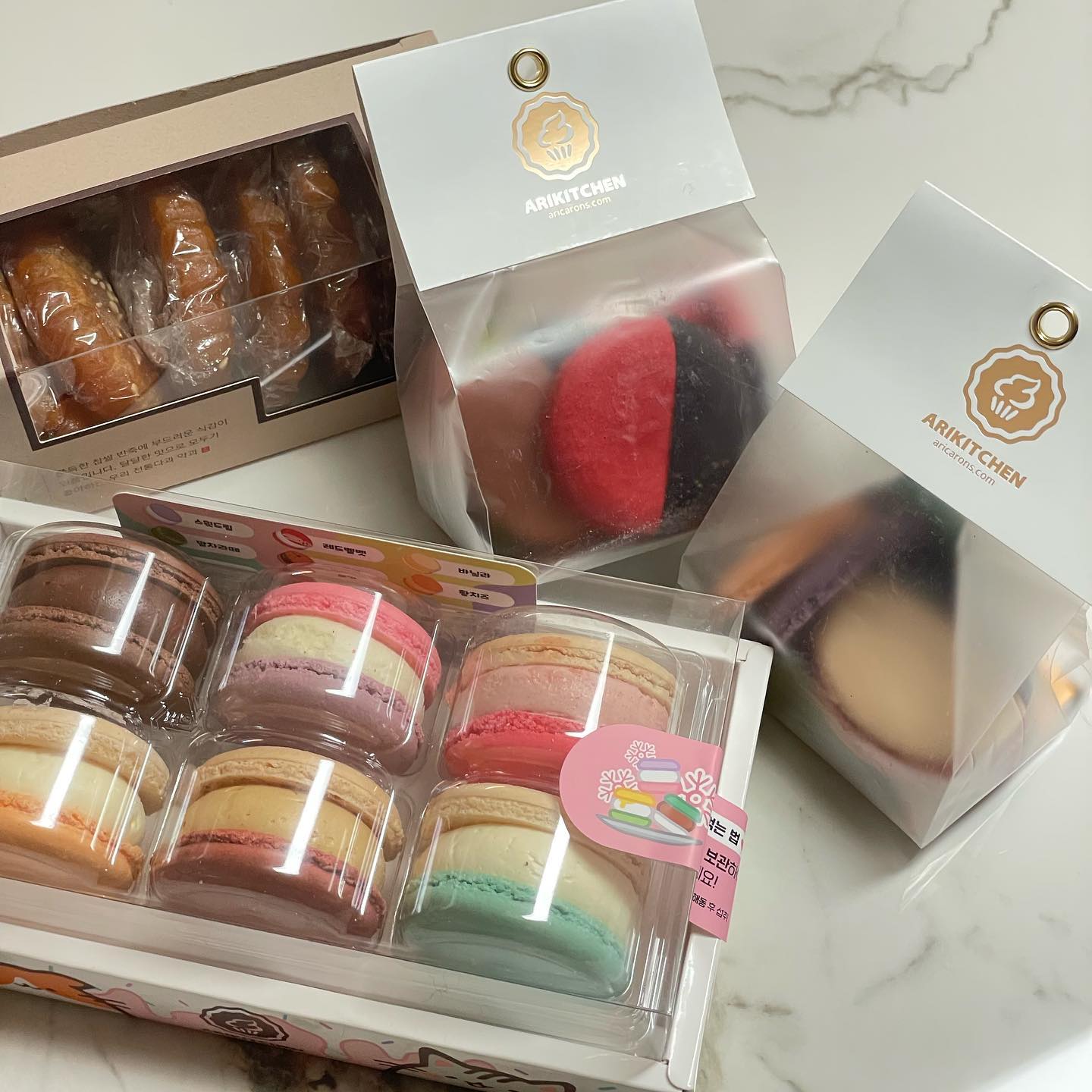 🍭🍫🍪🍩🍬
여러분 오늘은 화이트데이에요!!😆
잊고 있었는데 주말에 선물을 받아서 넘 신났지모에여!!!
엄마꺼까지 챙겨주는 센스쟁이💛💛

ㅎㅎ네.. 그냥 자랑하규 싶어서 올려봐쏘용🤣 다들 저한테도 편히 자랑하세요!! ㅋㅋㅋ

그럼 오늘도 햄볶한 하루되세용~~~🤭🧡

🍭🍬🍪🍩🍫
#화이트데이 #선물 #마카롱 #약과 #간식