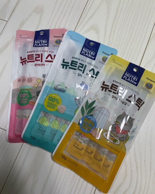 김다슬 on Instagram: "#협찬 고양이가 좋아하는 간식!! 뉴트리플랜 :)♥️ 습식 간식중 가성비, 기호성 갑에 성분도 좋은 뉴트리플랜 습식간식이예용 닭고기, 참치, 연어 맛으로 다양하게 먹일