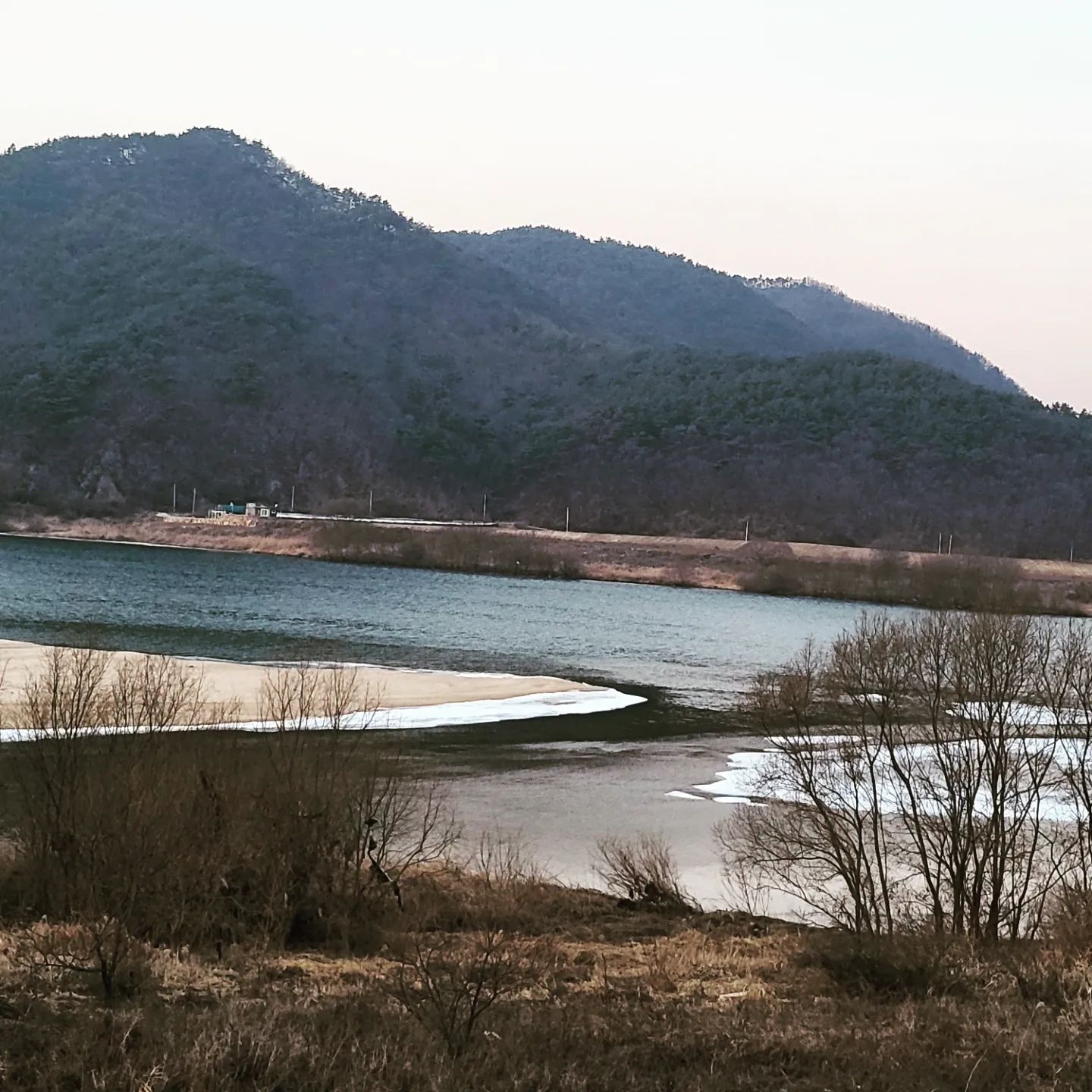 23.02.04-02.05 여주노지캠

길 잘난 노지에서 1박 후
횐님 계신곳으로 이동~~~😊

새차였는데... 오프로드에... 빙판길에.. 그르지마세요......🫠

역시 자동차카페 매니저님답게! 운전까지잘하시는 든든하신 우리 캠차 부매니저님!! 아니였으면 못나올뻔한곳...^^

길잡이해주시고 걱정되서 전화못끊으시고 못나가면 견인해준다시는 우리 횐님들도 다 감사했습니다💕

#여주 #여주노지 #1박은아쉬워 #노지캠핑 #벙캠 #오프로드캠핑 #마지막빙판길 #캠차 #소모임 #캠핑그리고차박