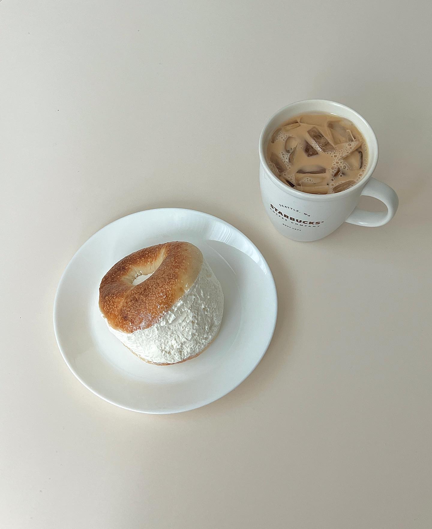.
코끼리 베이글 겟 🥯
-
집 근처에 평일 주말 상관없이 
항상 사람들이 줄 서서 사가는 빵집이있는데
저번주부터 갑자기 너무 궁금해지는거에요 😏
얼마나 맛있길래 평일에도 줄이 긴걸까 👥👥

검색해보니 크림치즈 생크림 베이글이 
10시반 전후로 나온다길래 11시쯤 다녀왔어요 🙋🏻‍♀️

인스타에서 이렇게 베이글 안에 
크림이나 요거트 가득한 베이글이 자주 보여서 
저도 꼭 먹어보고 싶었는데 
역시 맛있긴 맛있더라구요 🥯

크렌베리호두 베이글도 같이 샀는데
쫀득쫀득해서 맛있었어요 :) 

개인적으로는 쫀득한 식감보다는
베이글의 단단하고 밀도 높은 식감을 좋아하는데
아직 한국에서는 찾지 못해서 그게 조금 아쉬워요 🥲

이렇게 오늘 점심도 고칼로리로 맛있게 마무리 
맛있으면 0칼로리 😆