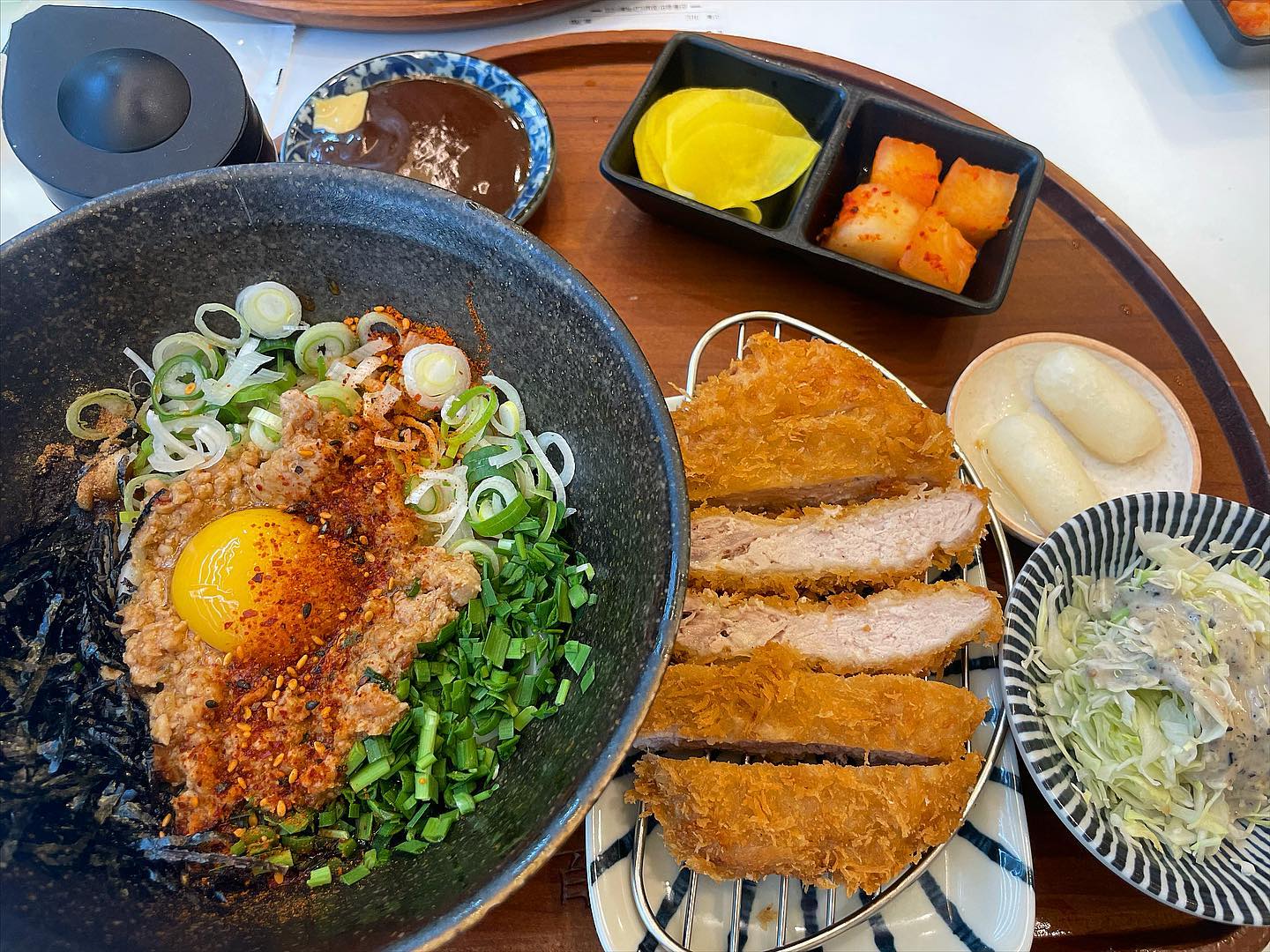#상암맛집 #직장인점심 #백소정 

#마제소바 와 #돈카츠 조합은 말모말모
13,900원에 든든한 한끼였네요~!

점심에 가면 웨이팅 필수 이고,
주문은 태블릿메뉴여서 자리에서 주문 가능합니다. 요즘 많이 늘은 것 같네요.😆

마제소바가 살짝 매콤해서 돈까스에 느끼함과 조합이 잘 되고 자작하게 소스 남았을 때 밥비벼먹는 건 국룰-!
밥은 서비스로 챙겨 주시더라구요👍

📍 서울 마포구 월드컵북로54길 25 2층 206호, 207호
⏰ 11am~21pm (일요일 휴무)
 15:00~17:30 브레이크 타임
⭐️ 4.6(5) 재방문 의사 ⭕️

#메이_마포맛집 

#dmc맛집 #수색역맛집 #디지털시티역맛집 #상암점심 #상암혼밥 #돈까스 #상암돈까스 #상암마제소바 #서울맛집 #마제소바맛집 #맛집 #먹스타