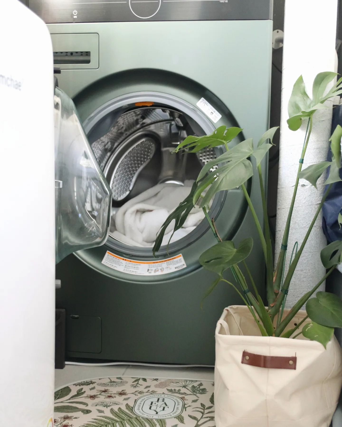 우리집 좁은 세탁실 🌱
좁지만 꾸역 꾸역 잘 활용중인데요

요 좁은 공간에 타워워시, 분리수거통,
미니 김치냉장고까지 있어요🫠🫠

이번에 봄맞이(?) 수납앵글을 설치했더니
수납할 공간이 추가로 생겼어요

좁지만 우리집에서 제일 알찬공간이에요🤭🤭

#세탁실 #우리집 #좁은세탁실 #활용 #공간 #오늘의집 #오하우스시즌8 #팬트리 #수납