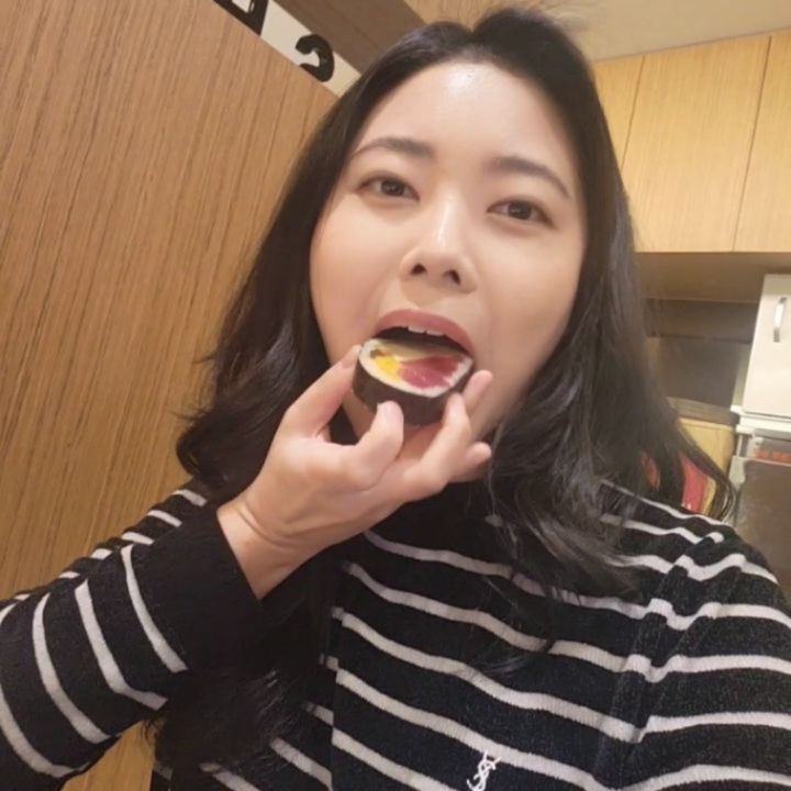 오늘 화이트데이라면서요😉
지가 좋아하는 초콜릿이랑 이것저것 사온 남의편이랑 스시먹고왔어요. 그래서 오랜만에 #후토마끼녀 영상입니둥!!

힝 출근하기싫다ㅠㅠ
이대로 집에 가고싶다ㅎㅎㅎㅎㅎ

#제일 #맛있었던건 #안키모
#스시 #데이트 #화이트데이
#가족끼리 #뭐이런걸챙겨 #🤣