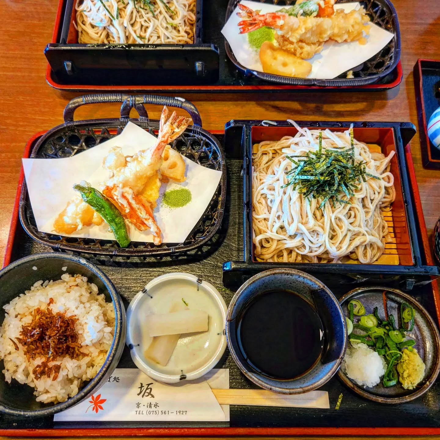 🎈수타 소바 처자카 手打そば処坂
주소: 6 Chome-583 Gojobashihigashi, Higashiyama Ward, Kyoto, 605-0846 
수타로 만든 메밀 소바 무밧나!!😤

교토에 당일치기로 넘어가서 놀고 왔어요👐 날씨가 너무 따뜻해서 시원한 소바가 땡겼지 모예요! 수타식 메밀면 식감이 여태 먹어본 면과는 정말 아예‼️ 달랐어요‼️ 이렇게 신선한 면빨은 니가 첨이야..🥹 소바 위에 덴푸라도 녹차소금에 찍어서 한 입,,, 밥 위에 멸치볶음이랑 덴푸라랑 텐동처럼 한 입,,, 와아압💚 온소바도 있으니 교토에서 수타 소바 식감 꼬옥 느껴보세용😖