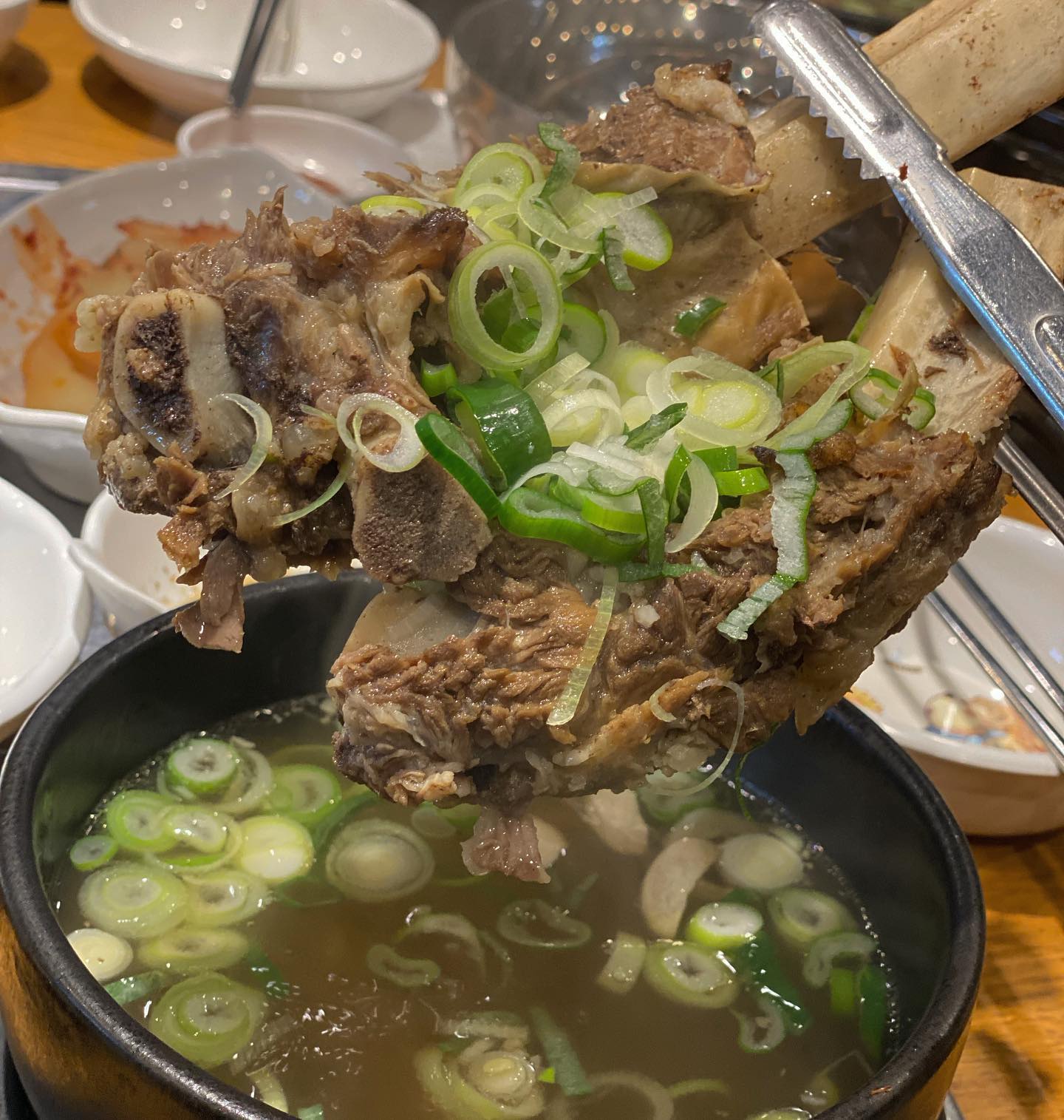 국밥 고급화 끝판왕_먹보한우
왕왕 대왕갈비탕!

갈빗대가 거의 팔뚝만한거 두개!
갈비 찍어먹는 양념 베이스 미춌다 진짜 짭조름하고 간이 딱 맞아 아!!

우쭈리탕 국물은 추어탕처럼 고소하고 들깨 팍팍 뿌려서 먹고 싶은 칼칼한 시그니처 국밥!!!

육회 비빔밥_육회 대박 신선해서 그냥 퍼먹어도 진짜 종맛탱구리

체인점마다 맛이 조금 다른 것 같지만 일단 다른 국밥집에 비해 기본이상으로 맛있고 신선함!! 소고기도 구워먹을 수 있는데 엄청 마블링이 쩐다~~~