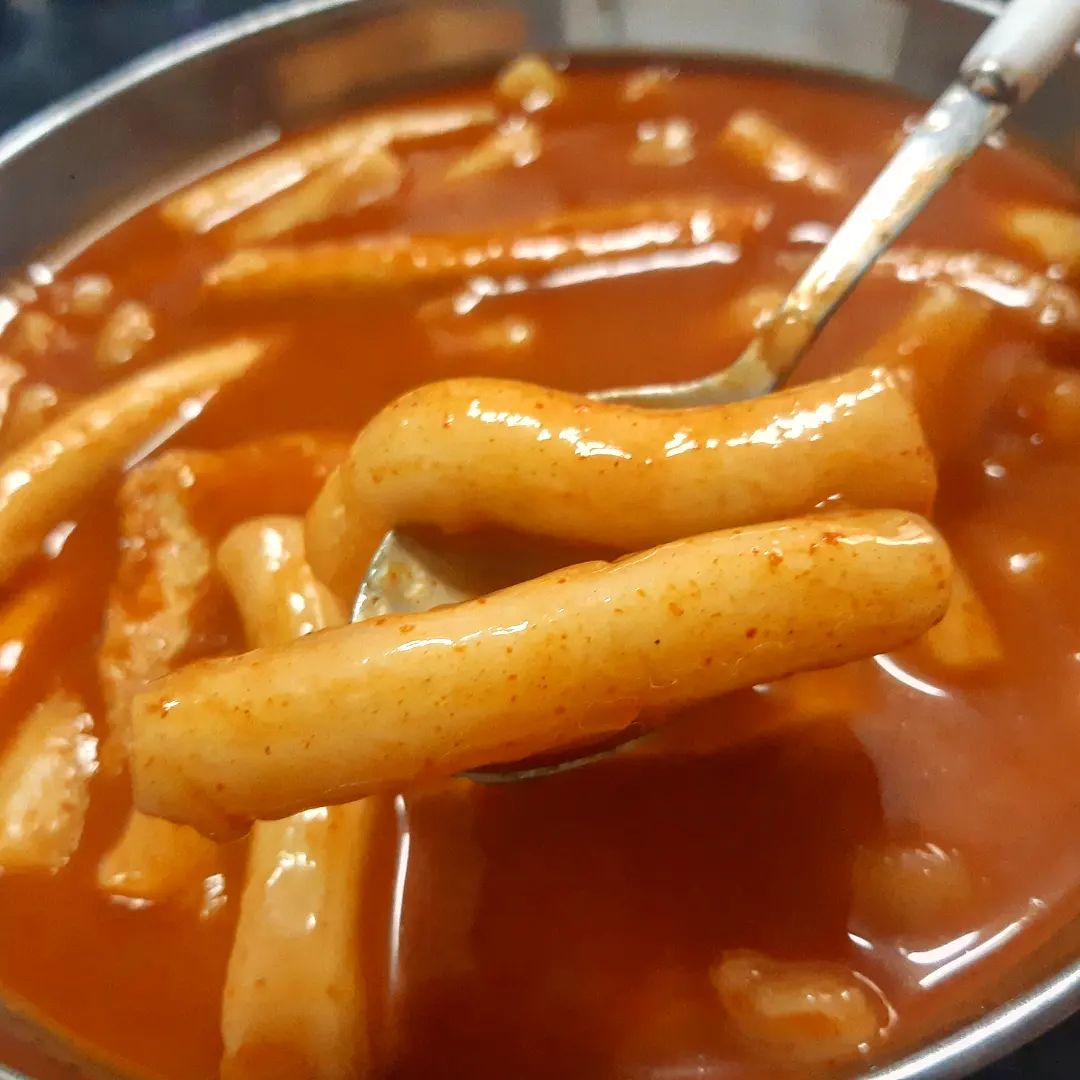 #협찬 집에서도 추억의 떡볶이 맛볼 수 있숩니다,,
#추억의국민학교떡볶이  물론 국민학교 세대는 아니지만! 초등학생도 충분히 국민학교 떡볶이가 얼매나 맛있는지 알수 있는 맛!🥰
저는 걸쭉한 떡볶이도 좋아하지만 이런 국물 떡볶이 넘모 좋아해요 증말 ㅠㅠ 국물에 먹을 수 잇는게 많거든요!
튀김 김밥 순대 !
만드는 것도 간편해요! 해동 시켜서 떡 잘 떼고 떡 소스 물 넣고 끓이다 어묵 넣고 끓이면 끝!❤
딱히 다른 거 준비 하지 않아도 맛있게 먹었지만 소스가 너무 맛있어서 다른 거 준비할까 백 번 후회 했답니다.. 종류별로 찍어먹어볼걸🥲 떡볶이 못 잃어..
후추 향 가득한 떡볶이 소스에 쫀득한 밀떡에 풍미가득한 어묵 한가득! 
말만 들어도 떡볶이 생각나시지않나요! 지금 제가 그렇거든요! 왜 떡볶이 떡볶이 하는지 이해 가능..❤ 

kukdduk.official 

#국떡 #국민학교떡볶이 #떡볶이밀키트 #밀키트떡볶이 #냉동떡볶이 #광고 #리뷰어스 #먹스타맞팔 #먹스타그램 #먹스타 #먹팔맞팔 #먹팔 #맛스타 #맛스타그램 #맛집 #맛팔 #맞팔  #foodstagram #food #떡볶이 #선팔하면맞팔 #먹부림