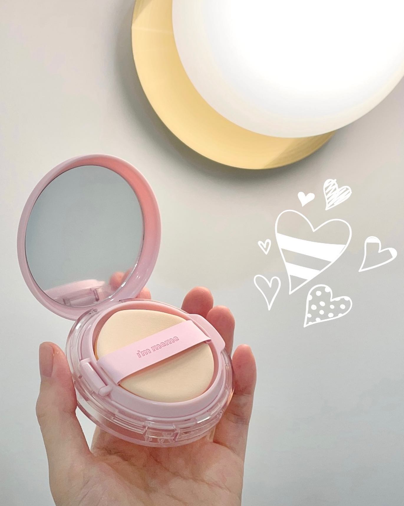 #광고 하려고 인스타 컴백!
⠀
⠀
🎀 아임미미 원더벨벳 래스팅 쿠션 01 아이보리 🎀
내 피부보다 한톤 어두운데 막상 펴 바르면 감쪽 같이 커버되고 보송보송~!
안 바른것처럼 가볍고 얼굴에 착붙한 느낌 🧏🏻‍♀️
100시간 지속력 놀라운게 마스크 쓰고 있어도 그대로!!
벨벳 퍼프도 부드럽고 말랑말랑한 느낌,, 완전 칭찬햇~ 🫶
⠀
⠀
#협찬 #아임미미 #원더벨벳래스팅쿠션 #원더쿠션 #솜사탕쿠션 #100h쿠션 #아임미미쿠션 #쿠션추천 #미미박스 #memebox #IMMEME #wondercushion #wondervelvetlastingcushion #100hcushion #アイムミミ #韓国コスメㄱ