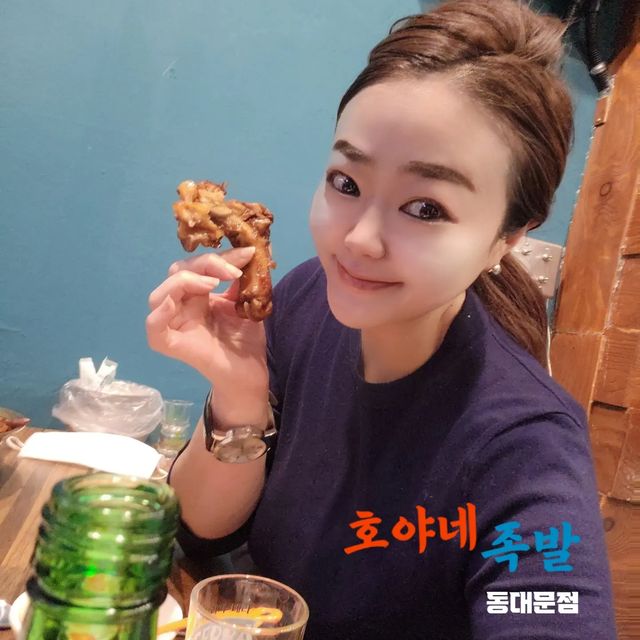 임윤혜 on Instagram: "#광고#족발#보쌈#불족발#막국수#미니족#반반족발#불미니족#동네맛집#불족발맛집#전농동맛집#청량리맛집#청량리역맛집#휘경동맛집#용답동맛집 🍖
ㆍ
ㆍ
🏡 
서울 동대문구 전농로 189에 위치한 🌎 
#호야네족발 동대문점에 다녀왔습니다.
본점에 이어 동대문점까지 저에게는 더더욱 
친근한 호야네족발 오늘은 동대문점 :)👍 
호야네 족발은 따뜻하고 쫄깃쫄깃 야들야들 
입안가득 맛의 향연이 펼쳐지는데요~! 🎶 🍖
서비스 반찬까지 호야네족발과 궁합이 참 좋다구요 :) 
맛보증수표👍 
어묵탕과 새콤달콤 쟁반막국수, 계란찜은 
호야네족발 동대문점에 오셔서 서비스로 맛보세요~! 😋
#맛있다그램 #맛집스타그램 #맛집탐방 #호야네족발동대문점 ❤️ 
ㆍ
ㆍ
#족발맛집#보쌈맛집#호야네족발#동대문로컬맛집#시립대맛집#시립대족발#족발맛집#동대문핫플#도시락#1인분#혼밥 #먹스타맞팔"