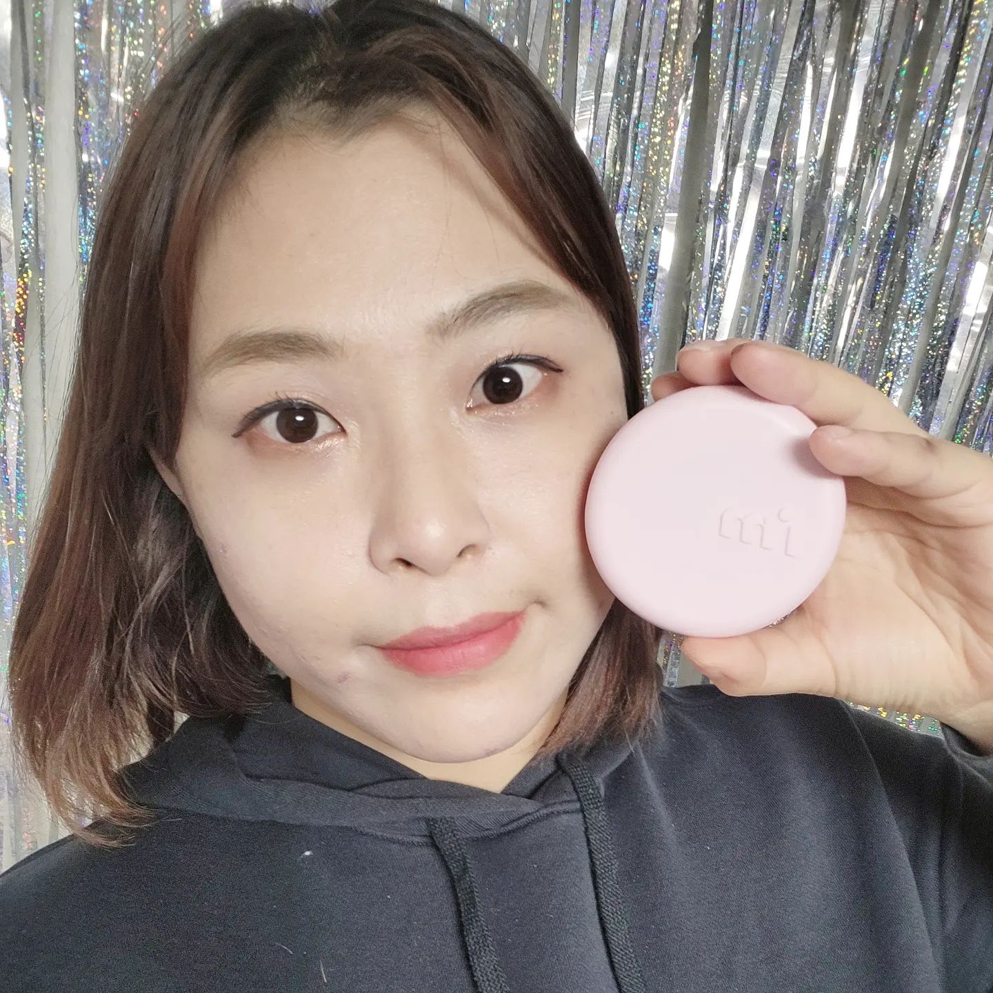 #협찬 #아임미미

저는 문제성피부를 가지고 있어 트러블도 많고 트러블 자국도 많은편인데요 그래서 그런지 피부화장을 할 때는 두껍게 발리지 않는 제품을 선호하는 편이에요 두껍게 발리면 트러블 커버는 어느정도 가능하나 뭉침현상이 있더라고요😭

코덕이라면 누구나 알고 있는 ✅️아임미미✅️에서 놀랍도록 가벼운 쿠션 ✅️원더쿠션✅️이 출시 되었는데요 가벼운 제형에 비해 커버력이 좋은 쿠션이라 더욱 손이 가는 제품이에요

요즘같은 경우는 마스크를 쓰기 때문에 가벼운 화장을 하는데요 이 원더쿠션이 필수가 되었어요 ❗️100시간 커버력 지속 임상❗️까지 완료한 제품이라 하루종일 무너짐 없는 것도 좋구요👍

원더쿠션은 저자극 포뮬러로 피부가 숨 쉬게 해주는 쿠션이라 저처럼 문제성 피부를 가지신 분들에게 알맞은 제품입니당❤️

케이스도 취향저격! 러블리해서 너무 좋아요😍

#원더벨벳래스팅쿠션 #원더쿠션 #솜사탕쿠션 #100h쿠션 #아임미미쿠션 #쿠션추천 #미미박스 #memebox #IMMEME #wondercushion #wondervelvetlastingcushion #100hcushion #アイムミミ #韓国コスメ