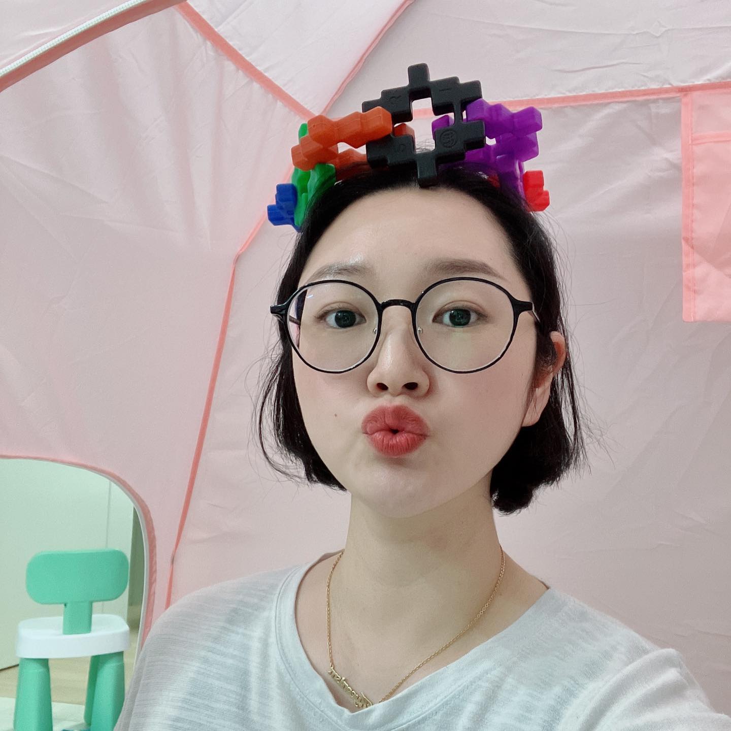 안경 체인지 완료👓
오늘도 집 안 캠핑 중⛺️
⠀⠀⠀⠀⠀⠀⠀⠀⠀⠀⠀
⠀⠀⠀⠀⠀⠀⠀
머리위 왕관은 수호작품👍🏻
⠀⠀⠀⠀⠀
근데 너희들 언제자....???
엄마 화장도 못지워떠.....
얼른 자......
제발....👏🏻👏🏻
⠀⠀⠀⠀⠀⠀⠀⠀⠀⠀
⠀⠀⠀⠀⠀⠀⠀⠀⠀⠀
⠀⠀⠀⠀⠀⠀⠀⠀
[혀:니]
#이혀니즘
#집안캠핑 #실내캠핑 #집속의집
#왕관못벗는중 #왕관을쓰려는자그무게를견뎌라 
#너희들무게장난아냐