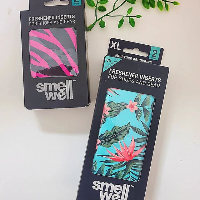 고예림 on Instagram: "스웨덴 파우치 제습 탈취제 저는 pink zebra랑 tropical blue를 선택했는데요:) 제가 써 본 결과 스멜웰 스웨덴 파우치 제습 탈취제는 신발에 냄새를 확 잡아주는 거 같아서 너무