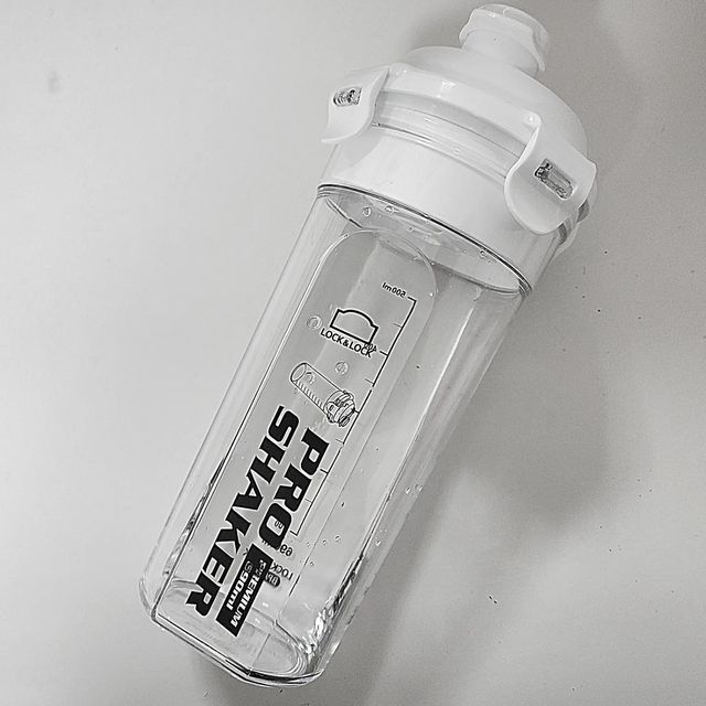고예림 on Instagram: "락앤락 프로 쉐이커 프리미엄 690ml 디자인도 예쁘고 색깔도 여러 개 있는데 저는 화이트로 골랐습니다! 화이트인데 물이나 쉐이크를 넣었을 때 색이 잘 보이고 그중에서