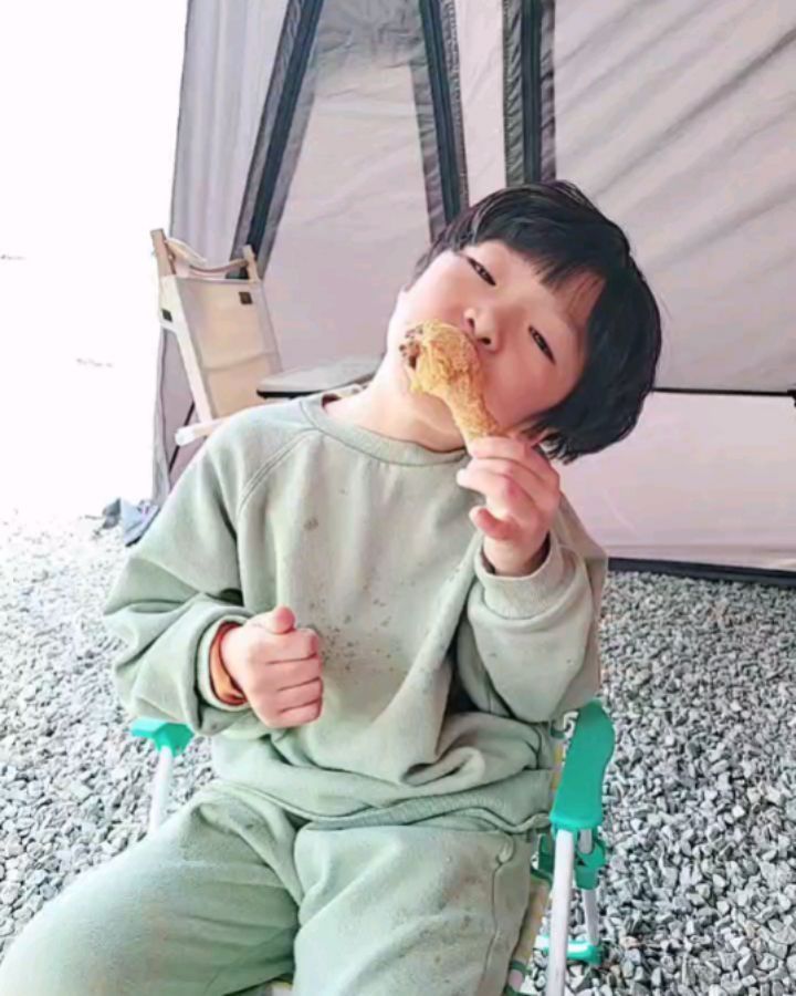 #건주의하루
최근 먹방에 맛들린 7살
어? 너 쫌 잘생겨졌다?