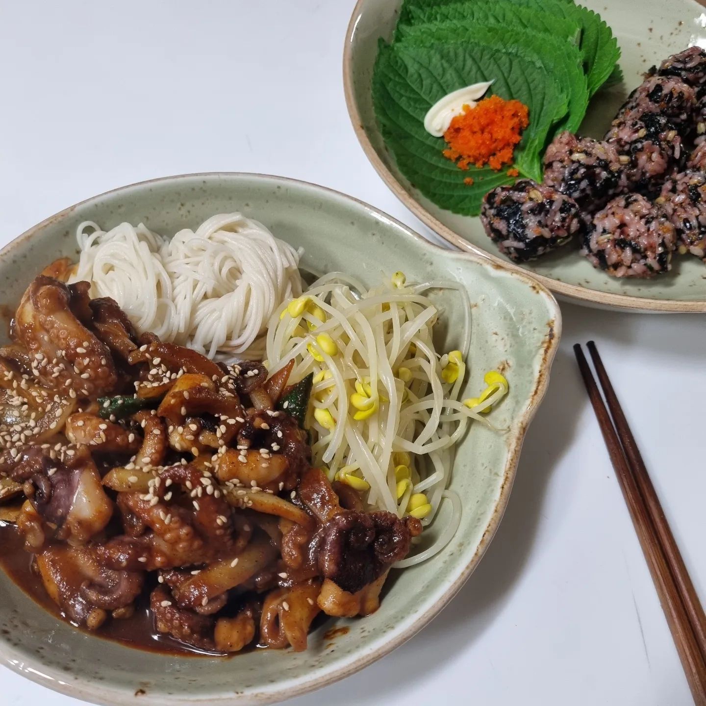 #협찬
존맛탱 불쭈꾸미 300g  극대노맛
A급 쭈꾸미, 48시간 숙성, 2중 포장
캡사이신이 아닌 고춧가루로만 맛을 내어 깔끔하게 매운 맛이 특징으로 탱탱한 쭈꾸미의 식감까지 good!
진짜 맵다! 입주변과 혀가 아플만큼 화가 나는 매운맛이지만, 자꾸만 먹게된다는... 스트레스 해소에는 최고!
외식하는 듯한 느낌 살려 깻잎, 날치알, 마요네즈와  주먹밥도 준비
같이 먹으면 더 맛있어요.
매운맛 진짜 잘먹는다 하신다면 강추해요.
#존맛탱 #집밥추천 #매운음식 #홈파티요리 #홈파티음식 #홈파티밀키트 #집들이요리 #집들이음식 #집들이밀키트 #밀키트추천 #밀키트맛집 #쭈꾸미 #쭈꾸미볶음 #쭈꾸미밀키트 #캠핑밀키트 #자취요리 #자취음식 #자취생요리 #먹스타그램 #맛스타그램 #자취스타그램 #존맛탱쭈꾸미