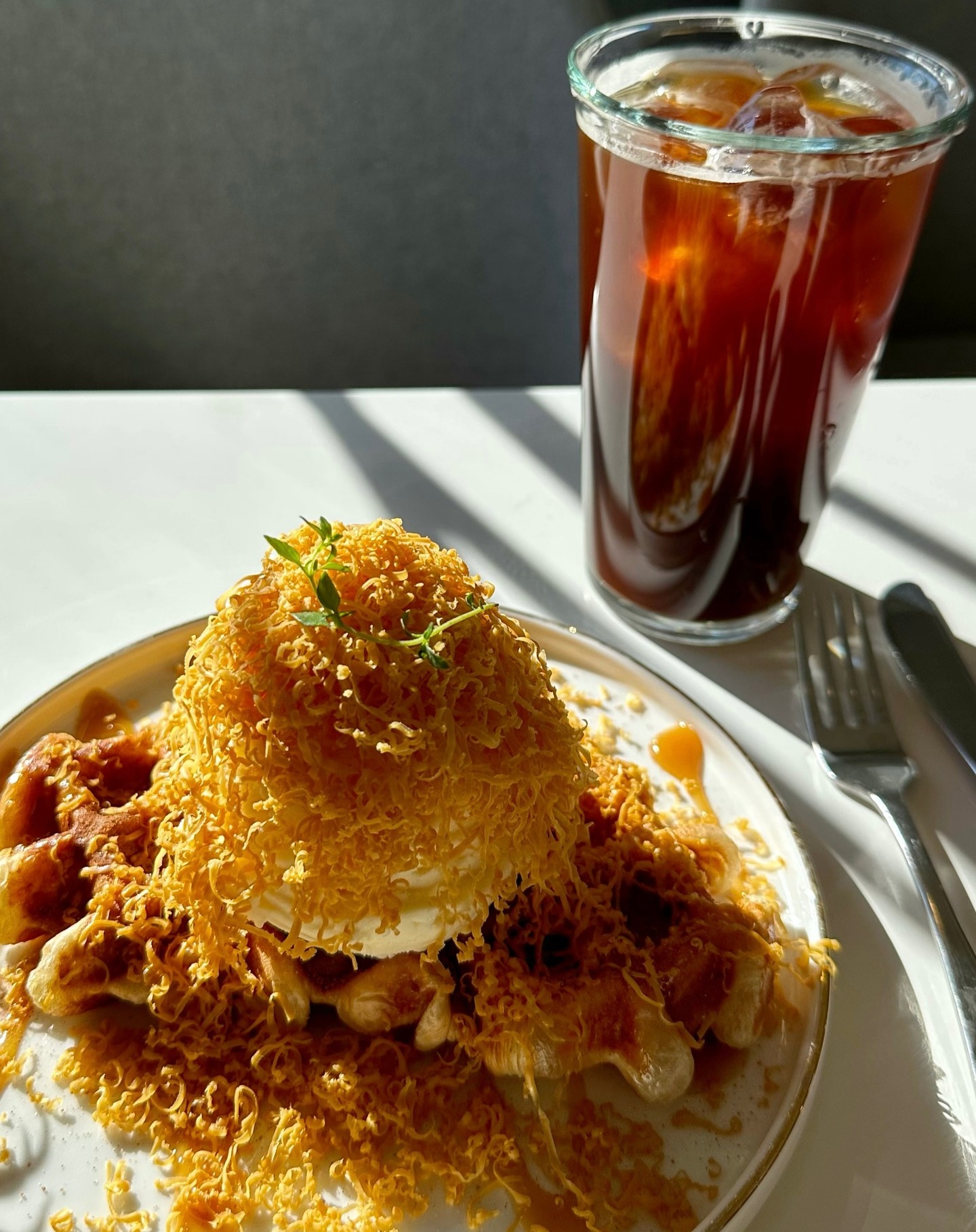 #habits

울산 북구 공공산후조리원 근처에 위치한 카페입니다.

매장이 넓고 특히 테이블이 큰 게 장점입니다. 
혼자서도, 여럿이도 가기 좋은 카페예요.

다만 배민으로 주문 가능 메뉴를 확인하고 갔는데도 
막상 방문하면 안된다고 하는 메뉴도 있어서 좀 아쉬웠어요.

📃 카야 토스트 (버터) 3.5
📃 아이스크림 크로플+아메리카노 7.5
📃 아메리카노 ice 3.9

소금빵도 먹어봤지만, 데워서 나왔는지 소금도 사라졌고
소금빵은 너무 딱딱해서 저는 별로 추천하지는 않아요.

여기는 브라운치즈크로플이 존맛탱🧡
아이스크림도 꽤나 크고 묵직해요!
단품보다 아메리카노랑 세트로 주문하면 더 저렴하니 참고하세요 😊

자세한 리뷰는 프로필 상단 링크타고 오시면 보실 수 있어요 😍
-
cafe.habits 
🚩 울산 북구 당수골15길 70 (호계동 1025-7)
🕐 매일 10:00 - 22:00
📞 0507-1413-0811 / 052-296-0808
🅿 주차 가능