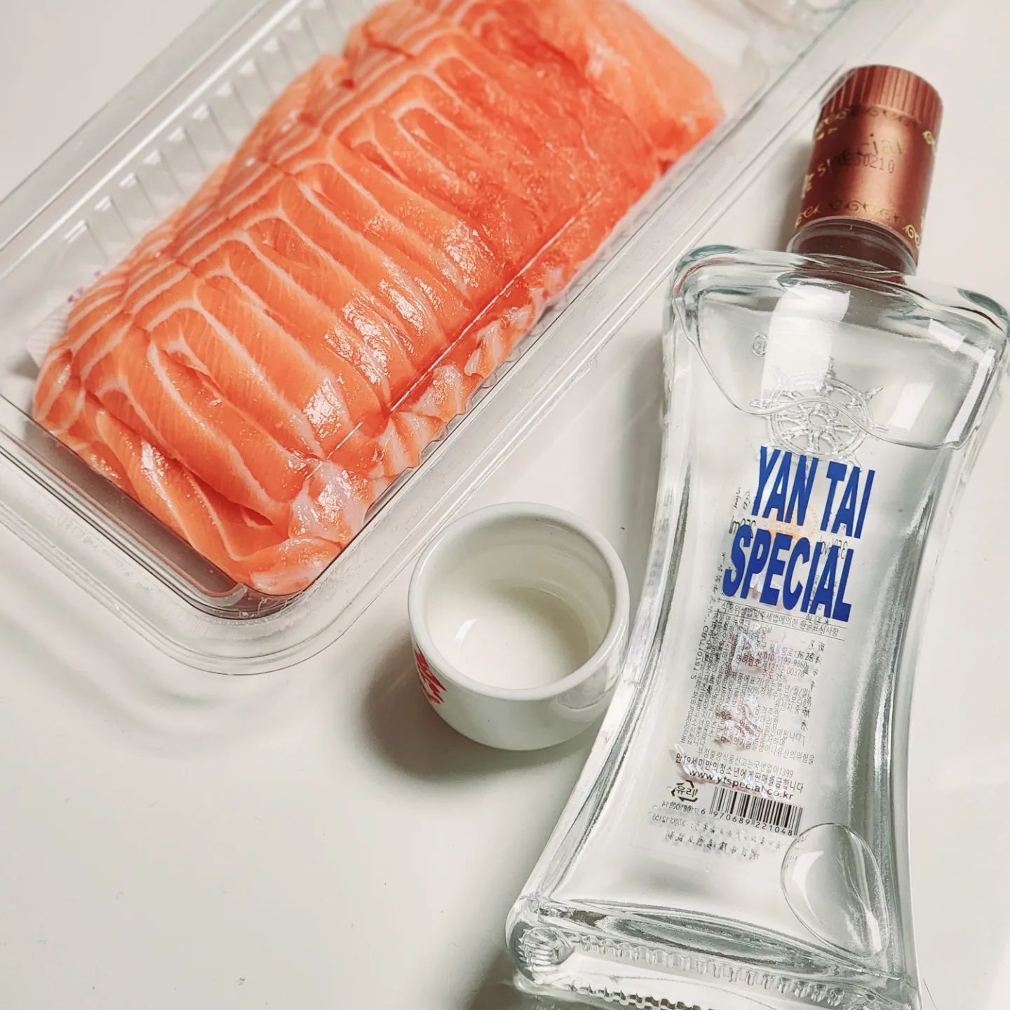 #협찬

요즘 연태고량주로 만든 하이볼이나
연태+맥주 조합이 상당히 인기있던데
안먹어볼수가없쥐 ㅎㅎ

직영공장에서 만들어서 맛과 퀄리티도 높고 연태스페셜만의 풍부한 과일향과 부드러운 목넘김이 아주 일품!

한국인이 좋아하는 고기나 회같은 메뉴들과도 잘 어울려서 한식,중식,일식 모든 음식과의 조화가 넘모 좋넹

연태스페셜 #연태고량주 #연태 #고량주 #백주 #바이주 #한식 #중식 #일식 #중국전통주 #고량주도매
