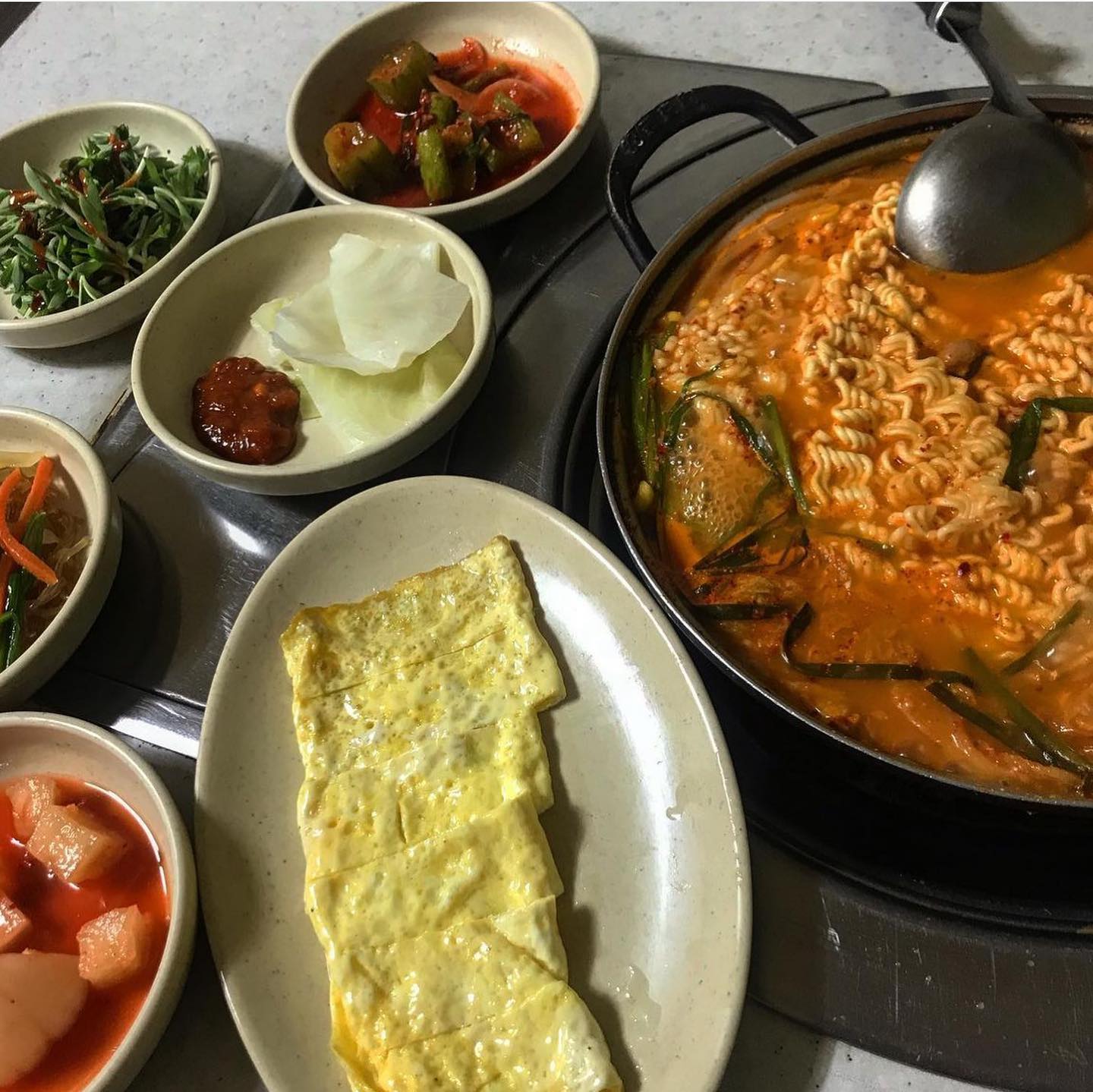 부대찌개 맛집, 오솔길 🤎
📍강원 춘천시 성심로 99
🕖 매일 11:00 - 22:30

강대 병원 근처에 있는 '오솔길'
후문에서 꽤 멀리 위치해 있는데도 사람들이 많아 놀랐다. 밑반찬 종류도 많고 무한리필이라 너무 좋았다 😳
또한, 굉장히 옛스러운 식당이라 되게 정겨운 느낌이었다. 포장, 배달 되니 시켜 먹는 것도 좋은 방법이라 생각한다 !-!

가격 ⭐️⭐️⭐️⭐️⭐️
위치 ⭐️⭐️
맛 ⭐️⭐️⭐️⭐️
친절 ⭐️⭐️⭐️⭐️
인테리어 ⭐️⭐️

#춘천 #춘천여행 #춘천맛집 #춘천맛집추천 #강원도여행 #강원도 #강원도맛집 #맛집 #맛집추천