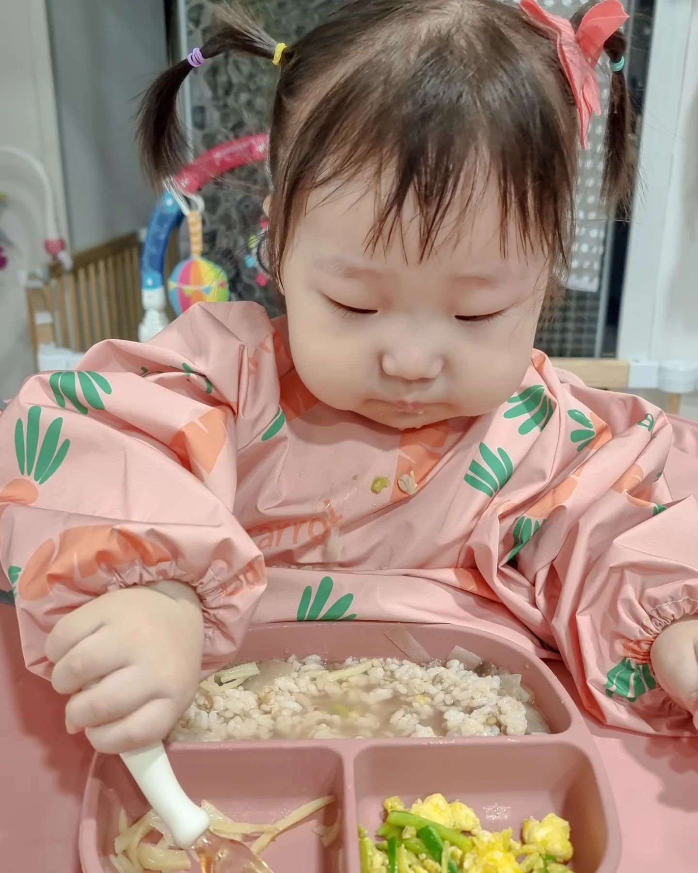 장꾸매력:)

또유는 코감기가 걸려서
코찔찔이랍니다.
어린이집에서도 장꾸매력 뿜뿜중이죠

7명중 홍일점이였는데
어제 여자친구가 새로 왔대요
흥 많은 또유는 다른애들 낮잠잘때
놀이방에서 혼자 춤도 추고 애교도 부린대요

먹는것도 혼자 잘먹어서
담임쌤이 아주 예뻐라하지요♡

집에 와서도 밥 잘먹는 또유
오늘도 잘 놀아줘서 고마워
어제는 엄마가 10시에 기절했어ㅋㅋㅋ