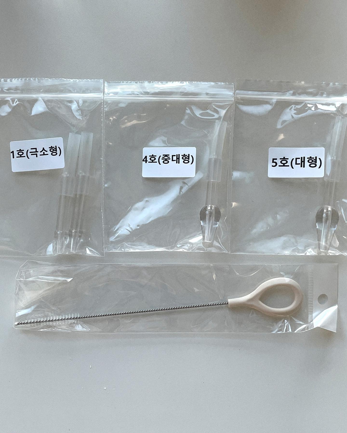 노시부 사용할때 같이 쓰면 좋은 아이템 2가지✌🏻

일단 노시부는 전동식 의료용 아기 콧물흡입기이다. 아기들은 코감기에 자주 걸려서 노시부가 육아 필수템이다🥲

✔노시부 석션팁+세척솔
소아과, 이비인후과에 납품이 되는 석션팁이고 나는 1호(영유아용) 2개, 4호(성인 여성용) 1개, 5호(성인 남성용) 1개 이렇게 구매했다. 
감기는 집에서 한바퀴 돌아야 끝이 나서 성인용은 나중에 쓸일 있으면 쓰려고 같이 구매! (샀지만 쓸일은 없었으면 좋겠는 마음^^ㅎ)
내가 산 사이트에서는 석션팁 3개당 세척솔 1개 무료 증정중이라 받았는데 완전 요물이다. 
한번에 쉽게 세척되고 퀄리티도 좋음👍🏻

✔️다이소 세탁세제통(5.5리터 용량사이즈)
다이소 세탁세제통이 있는데 거기에 노시부를 넣으면 딱이라고 해서 사보았다.
노시부 본체랑 연결튜브가 주렁주렁해서 보관할데가 딱히 마땅치 않았는데 통에 쏘옥 들어가서 깔끔해보인다. 
같이 산 석션팁+코 스프레이까지 넣으면 딱이다.👍🏻