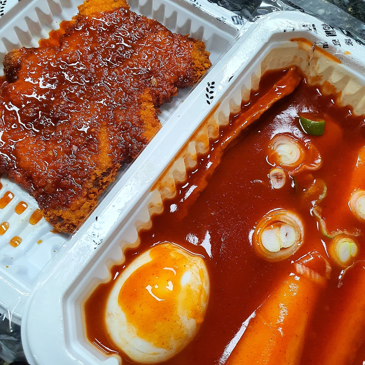 #우리할매떡볶이 #할매떡볶이 #가래떡떡볶이 

진짜 떡볶이는 항상 맛있어,,,🤤🤤
요즘에 진짜 여기 우리할매떡볶이에 꽂혀서 자꾸 생각남 ㅠㅠ 다이어트 전에도 매주 먹었는데 이번 치팅데이 때 각이다

가래떡은 자르지 않고 한입 와앙 먹으면 엄청 쫀득쫄깃하고 맛있다😋 양념도 엄청 깔끔한데 감칠맛은 확 살려서 너무 맛있음

그리고 또 여기 좋은 점이 추억의 #피카츄돈까스 가 있는거,,, 이거 너무 맛있음 ㅠㅠ 먹을 때마다 라떼 생각나고 넘무 좋다 

#떡볶이그램 #떡볶이 #tteokbokki #spicyfood #foodstagram #koreanfood #먹스타맞팔 #먹스타그램 #배달음식 #배달스타그램 #맛스타그램 #좋아요 #좋반 #좋아요그램 #좋반해요 #좋아요반사