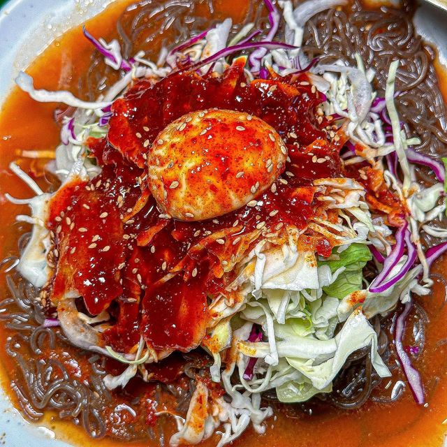 밍푸디 | 먹스타그램 서울맛집 강남맛집 성수맛집 on Instagram: "협찬) 야들야들한 족발로 맛있게 콜라겐 충전🥰🥰

청량리역 근처에 있는 족발집인데
방송 출연도 했던 맛집이에요🙌

저번에 왕십리점에서도 맛있게 먹어서
먹기 전부터 넘나 기대기대☺️

기본 반찬으로 오뎅탕이랑 계란찜, 특제소스 등이 나오는데
김치는 매일 직접 담그신다고 해요👍

👉족발 - 29,000원
잡내 1도 없고 야들야들하게 삶아져서 아주 입살녹!
특제 청양고추 소스에 찍어 먹으면 알싸하니 조합 최고에요
워머 위에 올려주셔서 끝까지 따뜻하게 먹을 수 있습니당😋

👉쟁반 막국수 - 7,000원
비빔 막국수와 물 막국수의 중간쯤인 느낌이에요
촉촉해서 족발이랑 같이 먹으면 존맛!!
가격 대비 양도 진짜 푸짐해요❤

깔끔한 매장에 사장님도 친절하셔서
근처 갈 때 한 번쯤 가보셔도 좋을 것 같아요🙂

🔸️호야네족발 동대문점
🔸️위치 : 서울 동대문구 전농로 189
🔸️영업시간 : 매일 12:00-01:00 / 주말은 24시까지
🔸️문의 : 050-71324-7965

#호야네족발 #밍푸디 #밍푸디_청량리 
#청량리맛집 #청량리역맛집 #휘경동맛집 #용답동맛집 #전농동맛집 #시립대맛집 #시립대족발 #동대문핫플 #동네맛집 #족발맛집 #불족발맛집 #보쌈맛집"