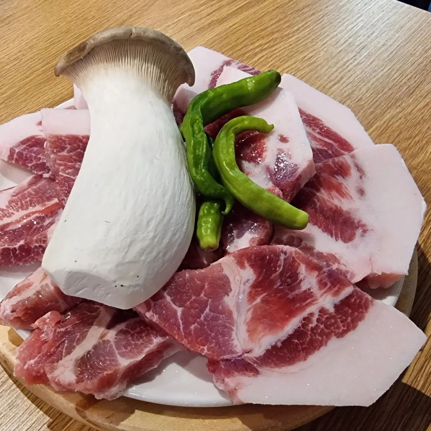 뒷고기가 이렇게 이쁘게 담겨져 나오네요..ㅎ
고기꽃이 피었네요^^
맥주랑 소주는 살얼음이 살짝 끼는 거라 넘 맛있답니다..
처음에는 소금만 살짝 찍어서 먹어보는데 꼬득쏘득한 식감이 여기 완전 쵝오!!
대구에서 먹어본 뒷고기 중에 고기가 넘 좋아요.. 
꼬득꼬득한 식감 느낌 넘 좋아요..
다음에는 아이들이랑 다시 갈게요.

#대구신암동고기집 
#대구평화시장고기집
#신암동고기집 
#평화시장고기집 
#이서참숯뒷고기 
#대구신암동맛집 
#대구평화시장뒷고기 
#평화시장뒷고기 
#대구신암동뒷고기 
#신암동뒷고기 
#대구맛집