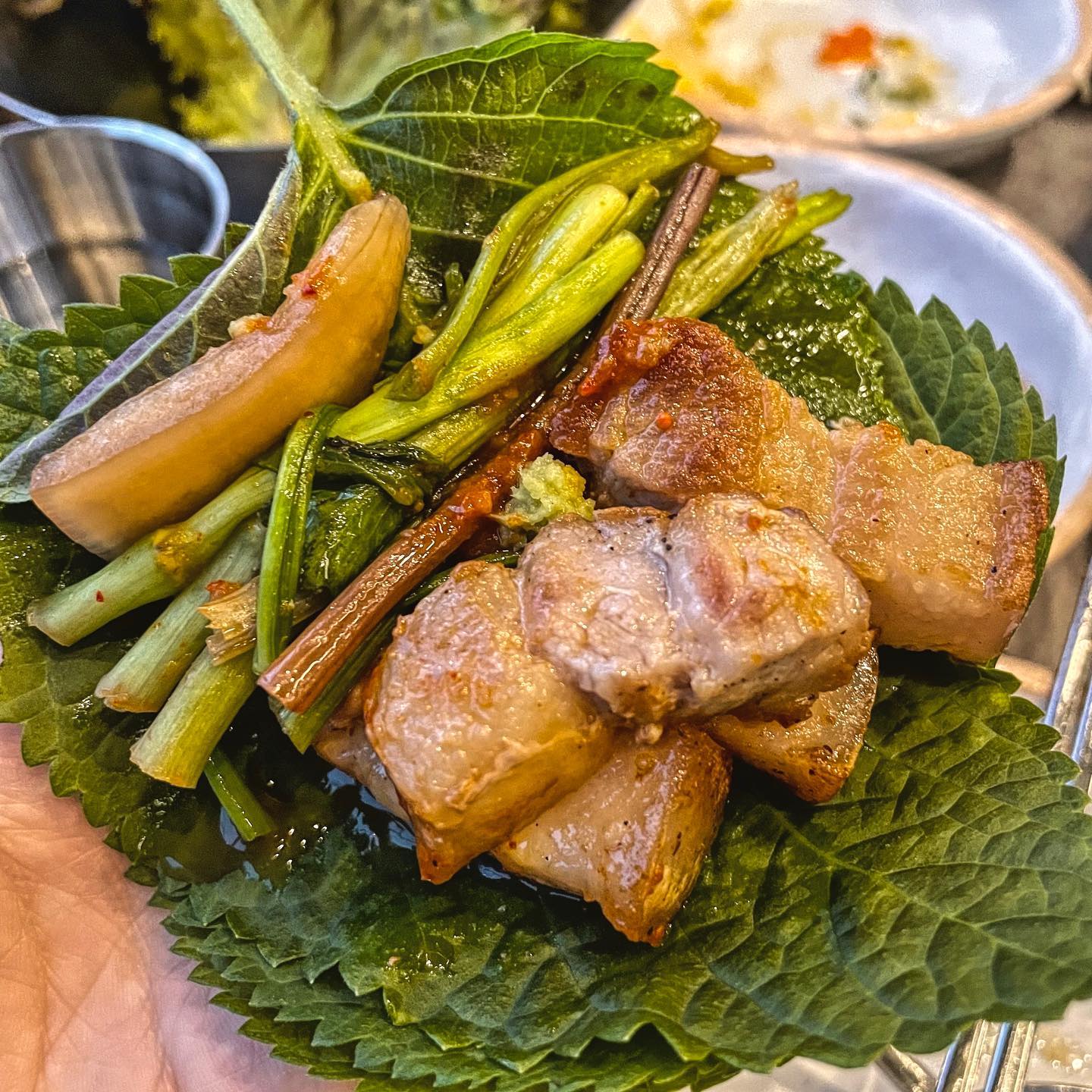 쾌적한 매장에서 즐기는 육즙팡팡 고퀄 돼지고기 🐖

🐵#끼끼_서울한끼 #끼끼_합정한끼 #대호합정점

이 집은 합정에 위치한 돼지고기 찐 맛집입니다.
오픈한지 오래되지 않아 깨끗한 매장 내부와 넓은 공간으로
데이트로도 좋고 모임이나 회식장소로도 좋아보이는 공간이었답니다!

끼끼는 한돈 통 삼겹살을 먹었는데요,
두툼~한 삼겹이 초벌이 되어 나와 육즙을 가득 머금은 상태로
살짝만 익혀 먹으니 고기 맛이 제대로였답니다😝
또 불판 가운데 김치, 고사리, 미나리를 가득 올리고
돼지기름과 함께 좔좔 볶아서 먹었더니 정말 고소하고
돼지고기랑 잘 어울려 맛과 건강 동시에 챙길 수 있었답니다ㅎㅎ

또 이 집은 후식도 기가막히더라구요! 
끼끼는 먼저 김치 순두부 전골을 먹고 볶음밥까지 먹었는데,
진한 국물에 칼칼한 김치와 라면사리까지 들어가니
이거 뭐 2차 갈필요도 없을거 같아요ㅎㅎ

볶음밥은 계란과 치즈, 버터를 테두리에 둘러주시는데
고소한 맛이 장난 없더라구요…
끼끼 숟가락 한번도 안쉬고 클리어 했답니다ㅎㅎ

오전 10시부터 오픈하는 고깃집으로
점심엔 소불고기도 판다고 하니 다음엔 점심에 한번 가봐야 겠어요!

📌#대호합정점
🌎 서울 마포구 양화로 99 1층 102호