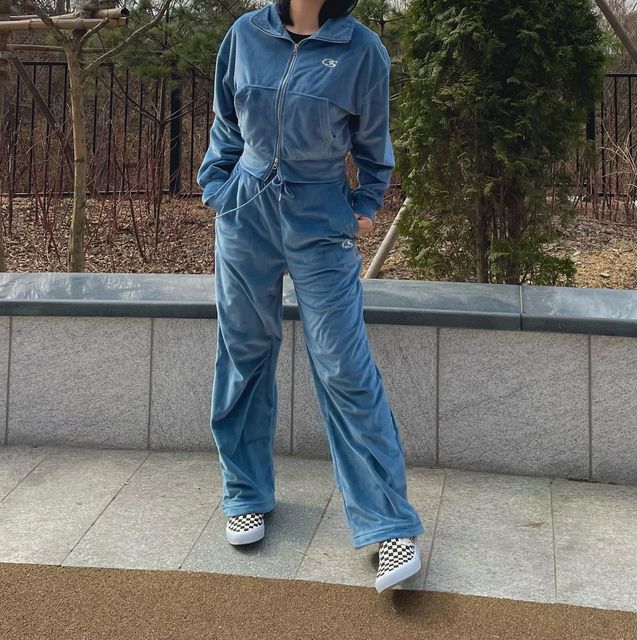 김소윤 on Instagram: "#협찬 

벨벳 셋업 막차 탑니다이 
벨벳 느낌 낭낭하게 보여주기 위해 
날씨 짱짱한 날에 찍었답니다 ㅎㅎ

👕
-

@oddstudio_official @stylemate_official @oddstudio_crew

-

#오드스튜디오 #oddstudio #odsd #벨루어셋업 #스타일메이트 #벨벳 #벨벳셋업 #벨벳트레이닝 #셋업 #양갈래 #주근깨 #주근깨메이크업 #패션소통 #패션계정맞팔 #댓글반사"