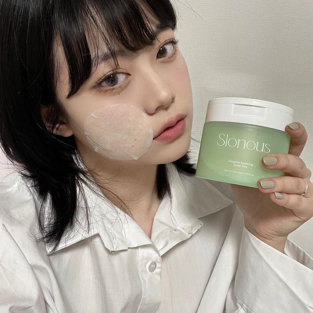 김소윤 on Instagram: "#협찬 

취향을 저격한 저만의 닦토템…💚
BHA,PHA로 피부에 자극이 없도록 순하게 각질 제거가 가능하답니다?.ᐟ 
저는 피부화장 전에 #시카초 #토너패드 
로 결정리를 해주고 메이크업을 한답니다 
봄 환절기마다 홍조가 올라오는 부분도 
케어가 가능해서 추천드려요 

🍀
-

@slonous.kr 

-
#슬로너스 #시카초 #토너패드 #시카어성초 #어성초 #토너 #토너팩 #진정 #여드름관리 #홍조 #데일리 #데일리메이크업 #루틴 #데일리루틴"