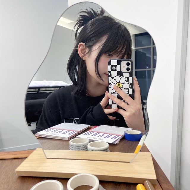 김소윤 on Instagram: "#협찬 

최애케이스 등극..체커보드 환자 여기써요 🙋🏻‍♀️ 데이지 포인트가 넘 귀여운..🖤

📱
-

@inble.m 

-
#아이폰 #아이폰케이스 #케이스 #케이스추천 #인블마케팅 #케이스맛집 #체커보드 #체커보드케이스 #데이지 #데이지케이스 #일상 #일상소통 #패션계정맞팔 #데일리 #셀피"