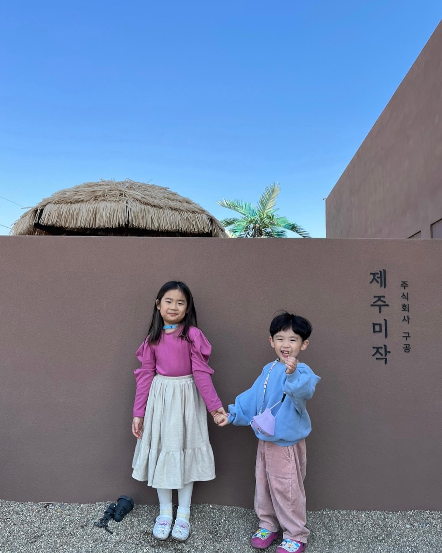 오랜만에 남매샷
벌써 일곱살 다섯살이되버린 으린이덜😁
ㅤ
못하는게없는나이,,
안하는게없는나이,,

ㅤ

#헬프미 ,,