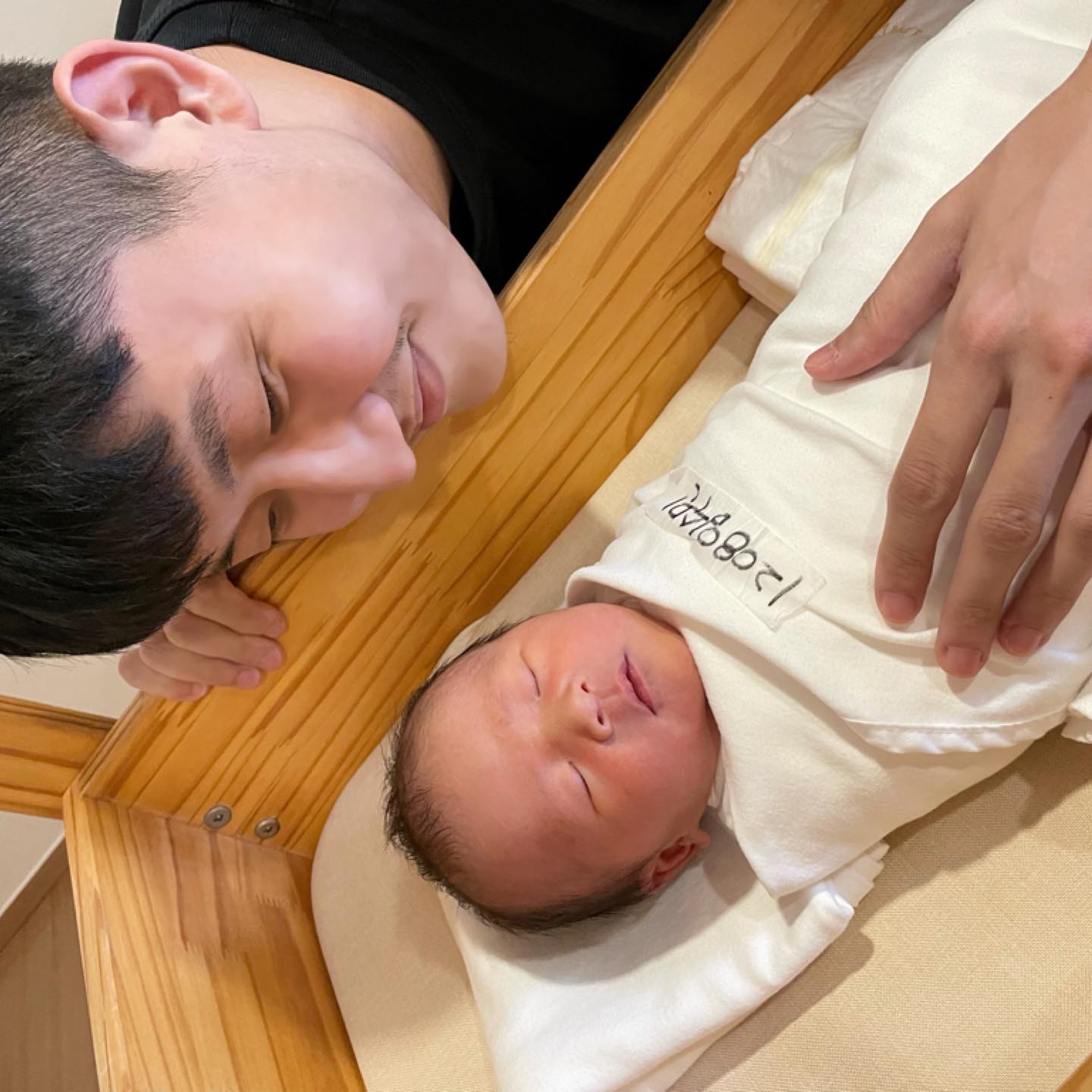 우리집 몬냄이 드디어 집으로 왔어요🥹💛
-
꼬물이는 그동안 이름도 생겼고 아빠 판박이라는 소리만 주구장창 듣고 있어요:) 어미한테 받아 간 건 혈액형뿐인 건 아니겠지..?
-
우리 세 가족 행복하게 잘 지내보자 아가👨‍👩‍👦💙