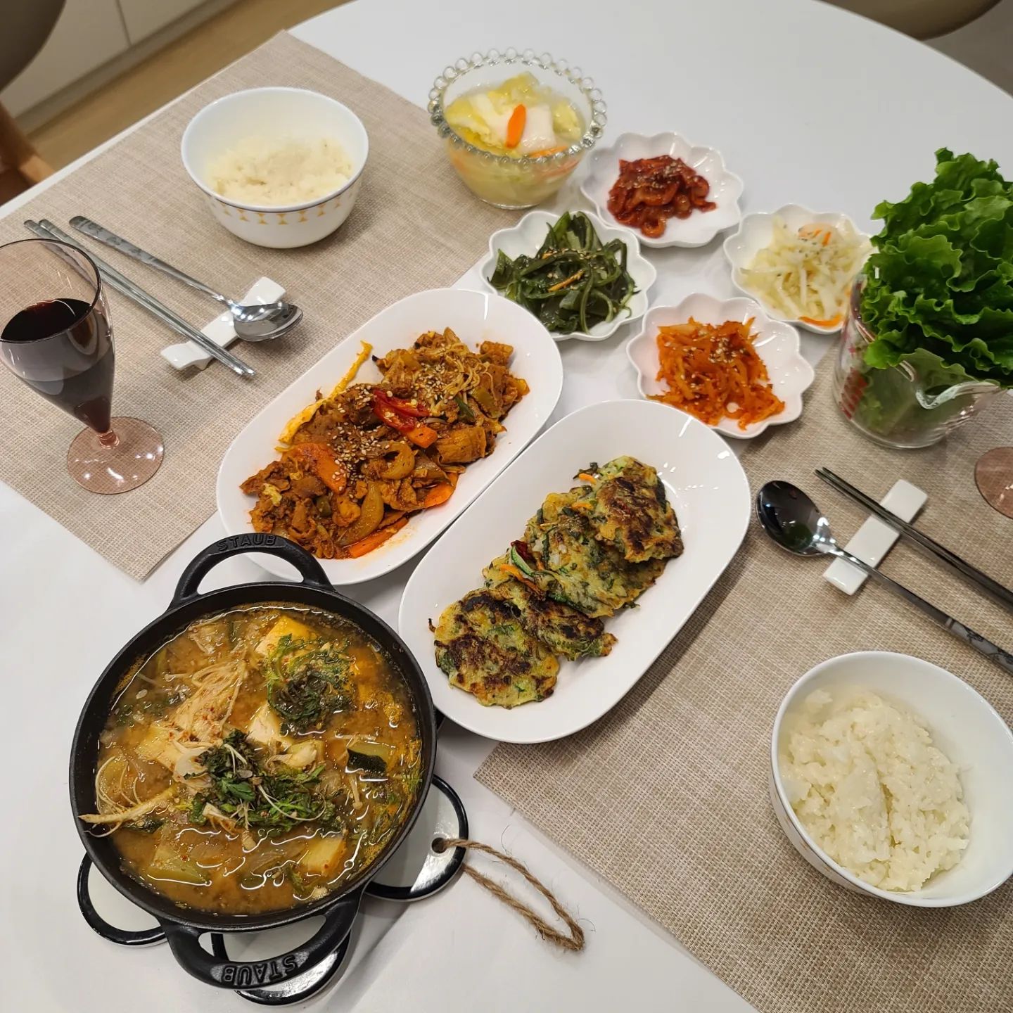 .
지난주에 받아온 냉이
예전엔 이 귀한걸 먹지도 않고
잘 버렸는데..
요즘은 어떻게든 다 먹으려고
합니다😅
.
오늘 메인은 제육볶음과
냉이전!
처음 해본 냉이전은 냉이랑
애호박 당근 넣고 전분이랑
부침가루 섞어 부쳤더니 짱맛👍
.
냉이된장찌개에 친정엄마표
동치미까지 해서 잘 먹었습니다!🤭
.
일주일에 한번은 제대로된 집밥
차려주기! 이번주도 👌

*음식사진 잘 찍으시는분들
팁좀주세요