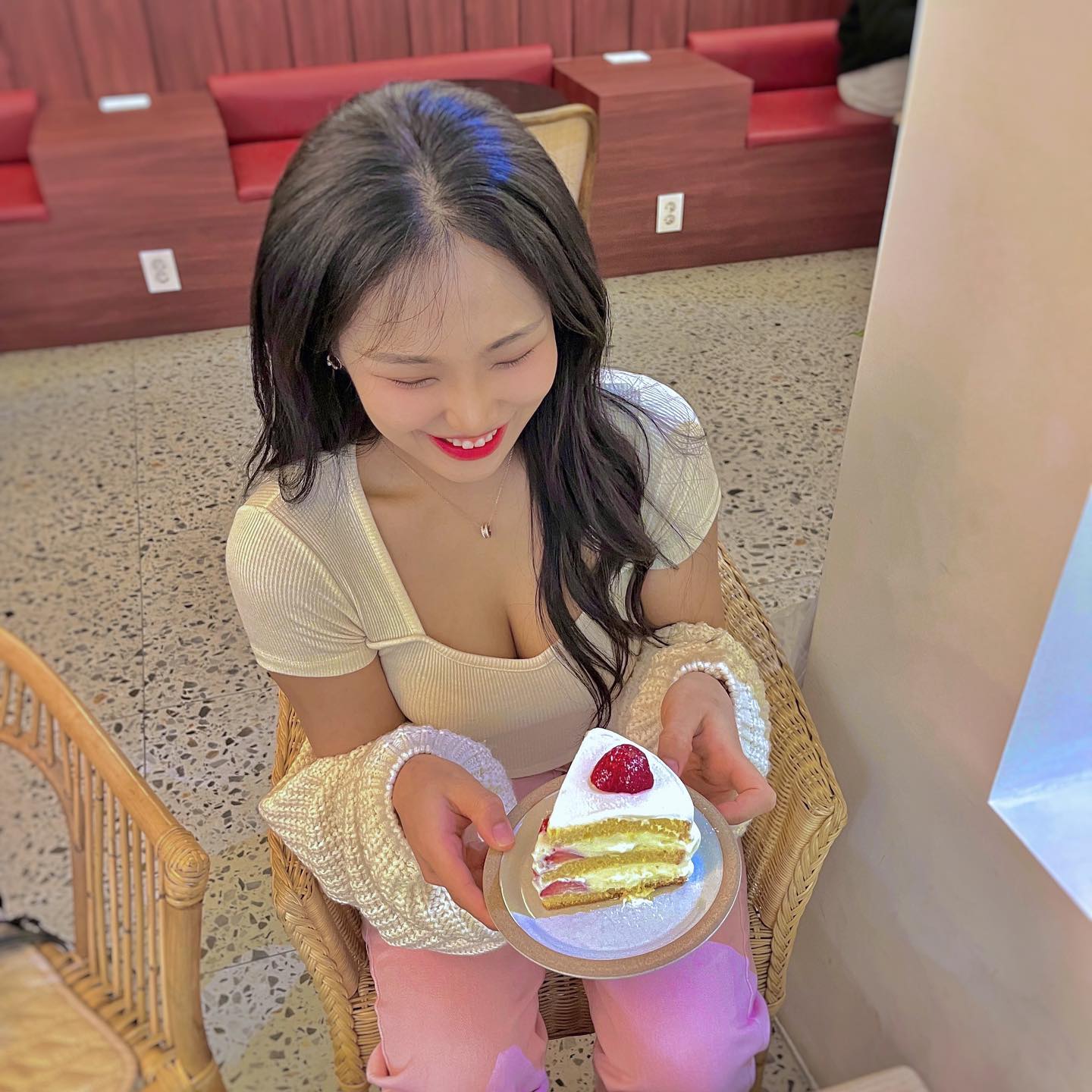 .
Finishing a piece of strawberry cake is a piece of cake!🍰

생긴지 얼마 안 된 수유역 카페 레드포션에 다녀왔어요❤️ 
주택을 개조해서 만들어진 카페에요🏠 1층에서 주문을 하고 2층에서 먹는데, 놀이터뷰가 넘 깜찍했어요🤭

딸기케이크 넘 맛있고🍓 공부하기에도, 사진 찍기에도, 수다떨기에도 좋은 감성 넘치는 카페였어요👍

✔️ 2. 대문을 열고 들어오자마자 카운터가 아닌 1층 자리가 먼저 보여요. 특이한 구조! 1층은 난방을 안하고 있었는데 날씨가 쌀쌀해서 여기서 먹진 않았지만 사진이 잘 나와요👍
✔️ 3. 대문 열고 들어오면 바로 보이는 레드포션 간판 포토존❤️
✔️ 4,6. 2층에 위치한 포토존❤️

#서울도갱이

#수유카페 #수유역카페 #서울핫플 #서울핫플레이스 #서울카페 #서울카페투어 #서울카페추천 #딸기케이크맛집 #레드포션 #레드포션테라스카페 #koreangirl #koreanmodel #strawberrycake