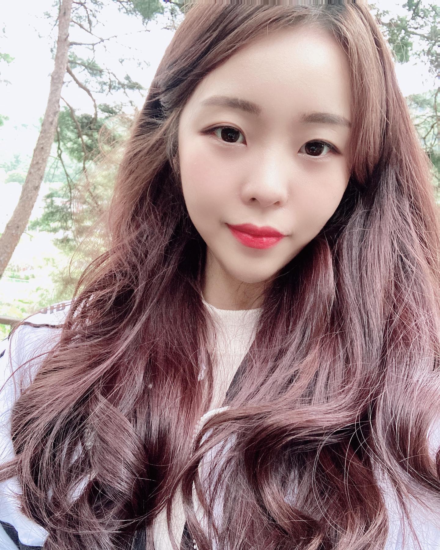 👀

머리색 다시 붉게 할까 ...
작년에 한 염색때문에 머리색이 밝아져서 
안그래도 안좋은 머릿결이 더 안좋아보여😩