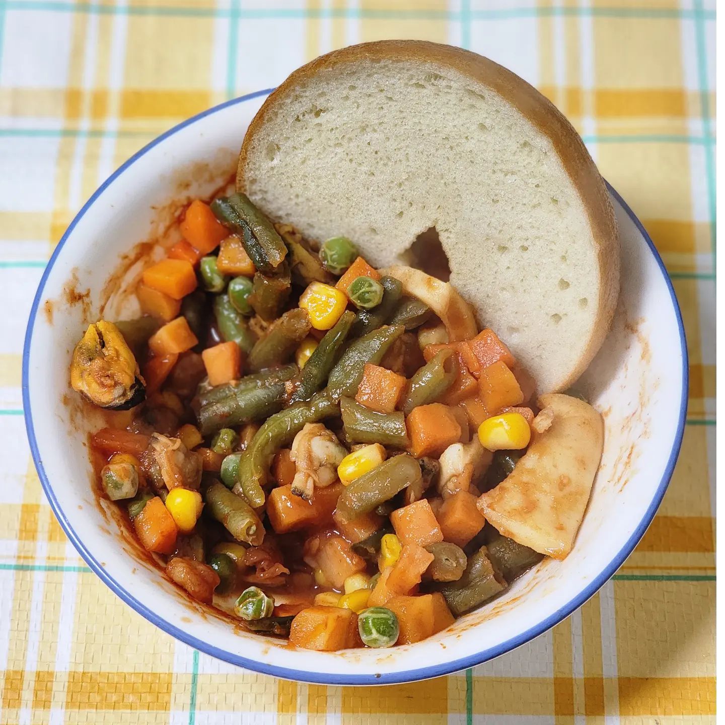 야매로 만든 브런치같은 디너 🍽

냉동야채+냉동해물에
케챱 스리라차 넣고 전자렌지 7분,
베이글 한쪽 올리면 끝

초간단인데 존맛...🫶🏻