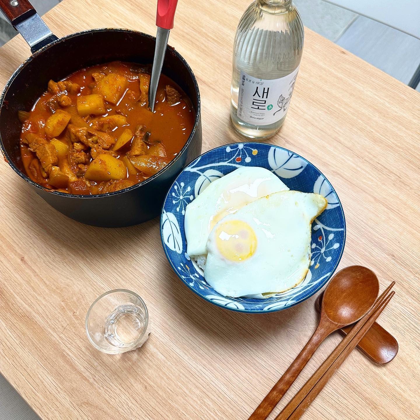 역시 피곤한날에는 감자 짜글이❤️ 그리고 소주 한잔까지 완벽한 날👍
너무 쉽게 만들수 있어서 편하고 맛있는 짜글이
재료: 양파 마늘 고추장 고춧가루 액젓 돼지고기 감자 파 
 물넣고 끓여주면 완성. 밥 위에 계란 후라이는 잊지마세요😍😍
하루만 버티면 주말이 오는거야❤️❤️

.
.
.
.
.
.
.
.

#홈쿡 #요리 #요리스타그램 #푸드스타그램 #음식 #음식스타그램 #홈메이드 #쿡스타그램 #인스타푸드 #맛스타그램 #온더테이블 #먹스타그램 #먹팔해요 #요리하는남자 #요리그램 #요리사 #먹팔 #cooking #cookinggram #cookingtime #cookingclass #instagram #좋반 #좋아요 #좋아요반사 #좋아요 #맞팔 #like4likes #like4follow #짜글이