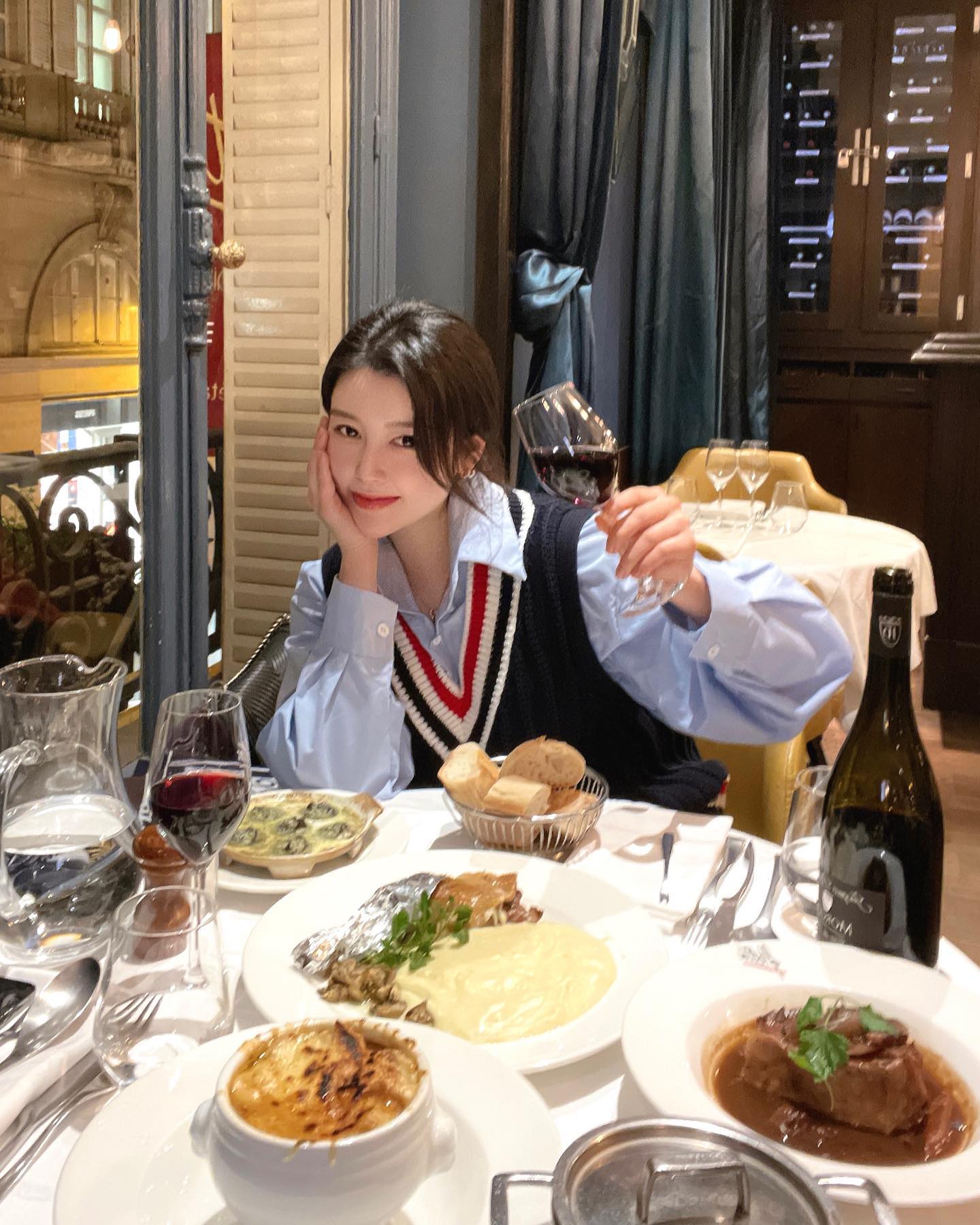 Paris in the rain 🇫🇷
로맨틱한 자리가 딱 한자리 남았다며 
신나서 안내해주던 서버분 덕분에 
기분좋게 식사 🍽️ 힣 다먹고 나가는데 웨이팅 엄청나서 뭔가 더 기분좋은 ㅋㅋ럭키걸 ~
비오는 파리도 좋고 사람들도 다 너무 좋아아앙