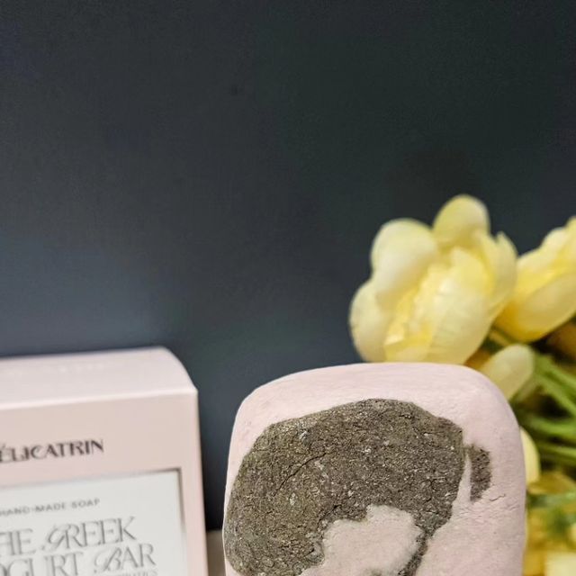 데일리 쿡 on Instagram: "#광고
⠀
🎀[DELICATRIN] 그릭 요거트 비누
⠀
😄찐리뷰
풍부하게 거품이 금방 올라와요
매끈하단 표현이 딱 맞는듯해요
세안후 피부가 매끈해졌어요
아기 피부처럼 매끈 보들 말캉 ㅎㅎㅎ
순한 성분으로 자극없이 사용가능해요
올인원 비누로 머리부터 발끝까지 한번에 쓱싹
헹굼도 뽀드득 하여 뒤끝 미끌거림 없어요
색상도 이뻐서 사용할때 기분 업업 되었어요
⠀
➡️피부에 가장 좋은 진짜 그릭요거트의 성분만을 가득담은
그릭 요거트 비누
➡️순한 성분으로 완벽하게 클렌징 케어
➡️트러블없는 아기 피부를 만드는 클렌징
➡️피부에 좋지 않은 모든 성분을 없앤 천연 수제 비누.
➡️수제로 만들어 만드는 시간 500시간 소요
➡️얼굴과 몸, 비누 하나로 올 클렌징 가능하며, 비누 하나로 모든 클렌징 완료.
➡️몸이나 얼굴 트러블에 특화된 성분.
➡️피부 트러블에 필요한 것은 지나친 계면활성제가 포함된 비싼 제품이 아니라, 기본을 갖춘 순한 제품을 쓰는 것.
➡️그릭 요거트 비누를 개발하기 위해 3년동안 레시피 개발.
⠀
구매링크
delicatrin.co.kr

업체로 부터 상품을 무상제공 받아 작성된 솔직한 후기입니다

#델리카트린그릭요거트솝 #그릭요거트비누 #그릭요거트솝 #델리카트린 #delicatrin #올가닉비누 #천연비누
#완벽한클렌징 #순한클렌징 #트러블없는클렌징 #더그릭요거트클렌징#피부진정클렌징 #천연클렌징 #강한세정클렌징 #PH밸런스클렌징 #노폐물제거클렌징"