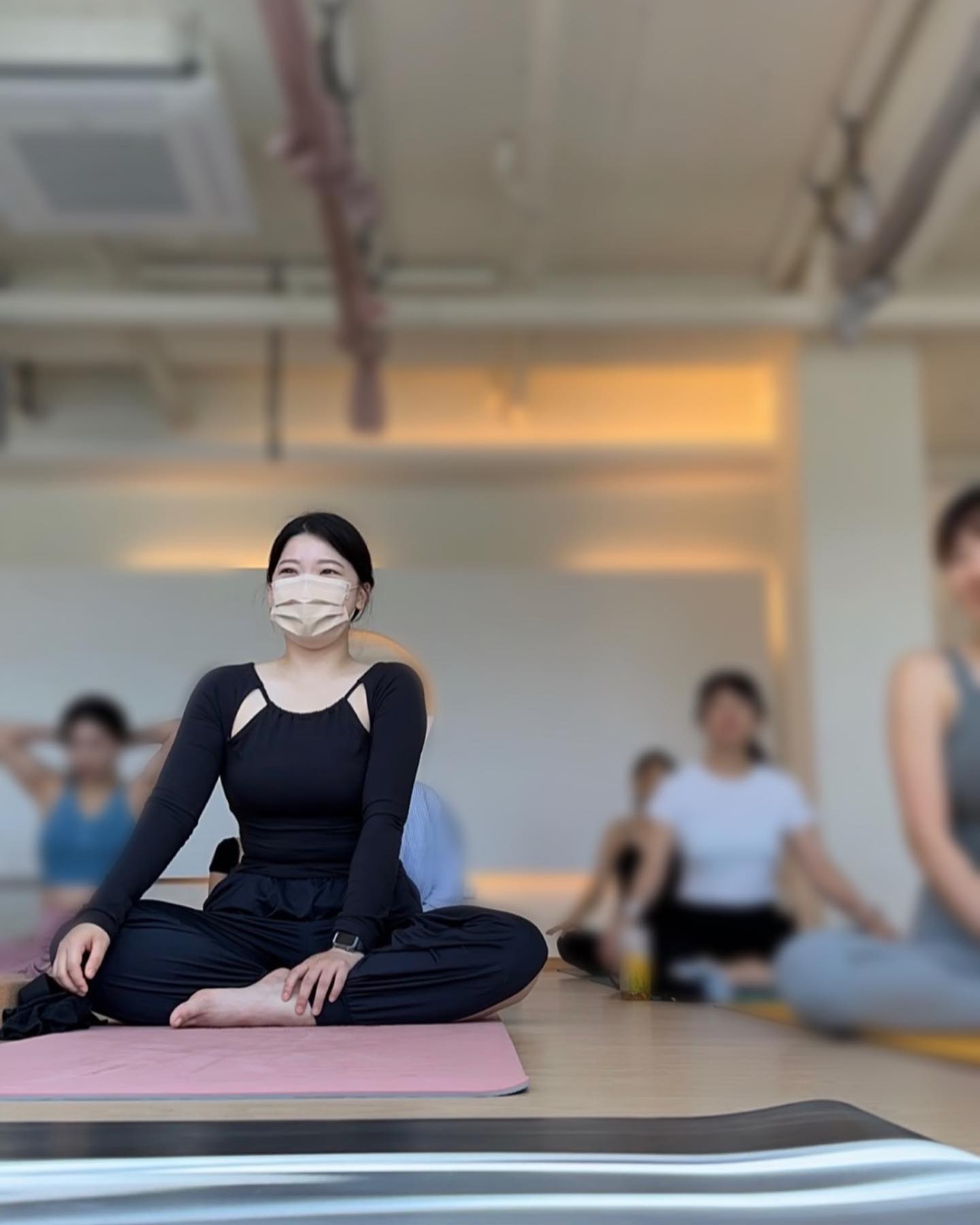 🫶🏻요가시스 X 공요가 3번째 만남!
.
.
.

이번 C요가 수련 때는 짜릿함, 즐거움 가득가득히 채워주셨다🤣
머리끈 터질 정도로 풀수련하고
다음날 근육통 맞이하기..ㅎㅎ!