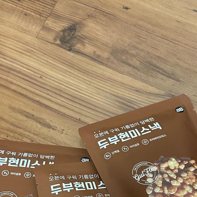 서현 on Instagram: "#광고 다이어터 간식으로도, 간단한 맥주 안주로도 최고인 두부현미과자 !! . . ✔️식이섬유 7g 단백질 5g 프리바이오틱스가 함유되어 있는 건강 스낵으로 국내산 퍼