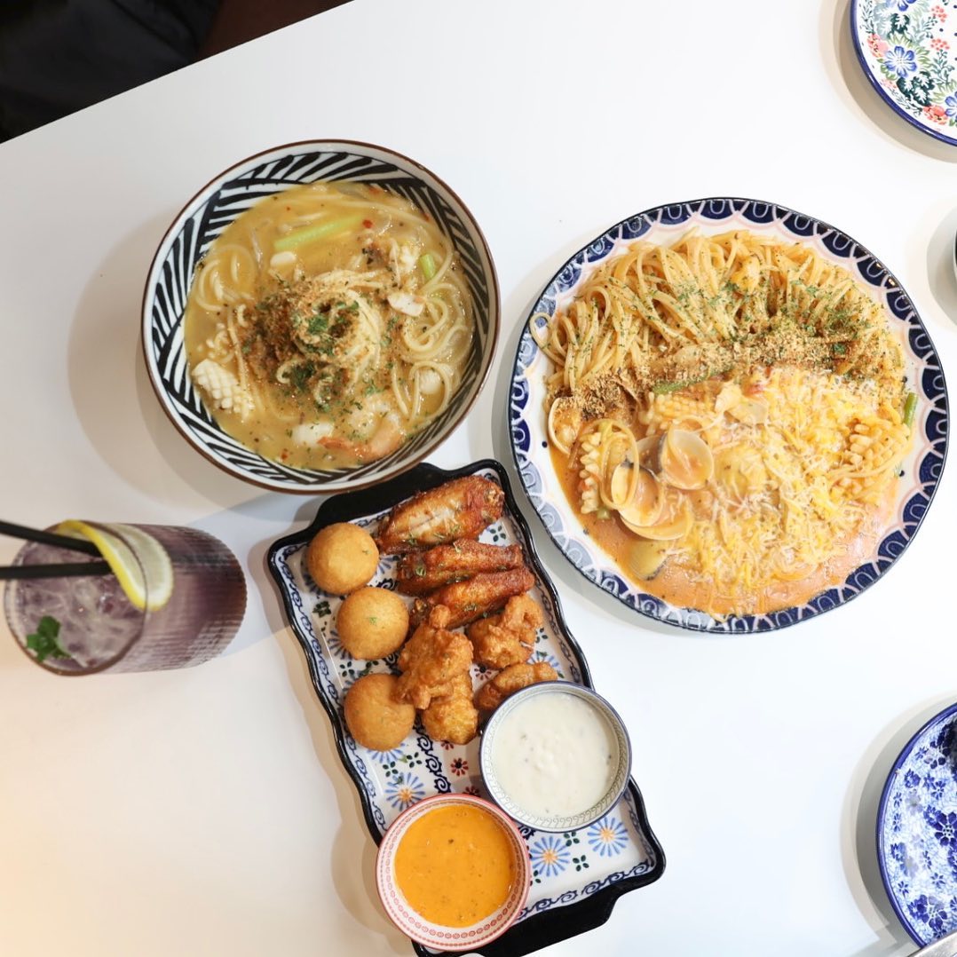 #협찬 엄마랑 저번에 한 번 왔다가 맛있어서 다시 온 파스타집이야 부산대점 ! 로제파스타도 꾸덕하고 맵기조절을 할 수 있어서 좋았고요 해장파스타는 속이 시원해지는 것 같은 느낌이 들더라고요 :) 

부산대학교 역과 접근성이 좋은 편이라서 친구들이랑도 종종 이용하게 된 맛집인데 분위기나 접시까지 예뻐서 기분까지 좋아지는 것 같아요. 양도 부족하지 않은 편이고 둘이서 파스타 하나랑 메인메뉴 하나로도 충분히 식사 할 수 있어서 권해드리고 싶어요. 

식전빵부터 사이드, 파스타, 팬지꽃에이드까지 모두 만족이에요! 

월-일 11:00 - 23:00
 (L.O 22:00 / B.T 15:00 - 16:00)  위치부산 금정구 금정로52번길 56 (장전동)

 #부산대맛집 #파스타맛집 #파스타집이야부산대점 #파스타집이야 #부산대파스집이야 #부산대역맛집 #부산대파스타 #부산대레스토랑 #부산대파스타맛집 #부산대밥집 #부산대점심 #부산대리조또 #부산대맛있는파스타