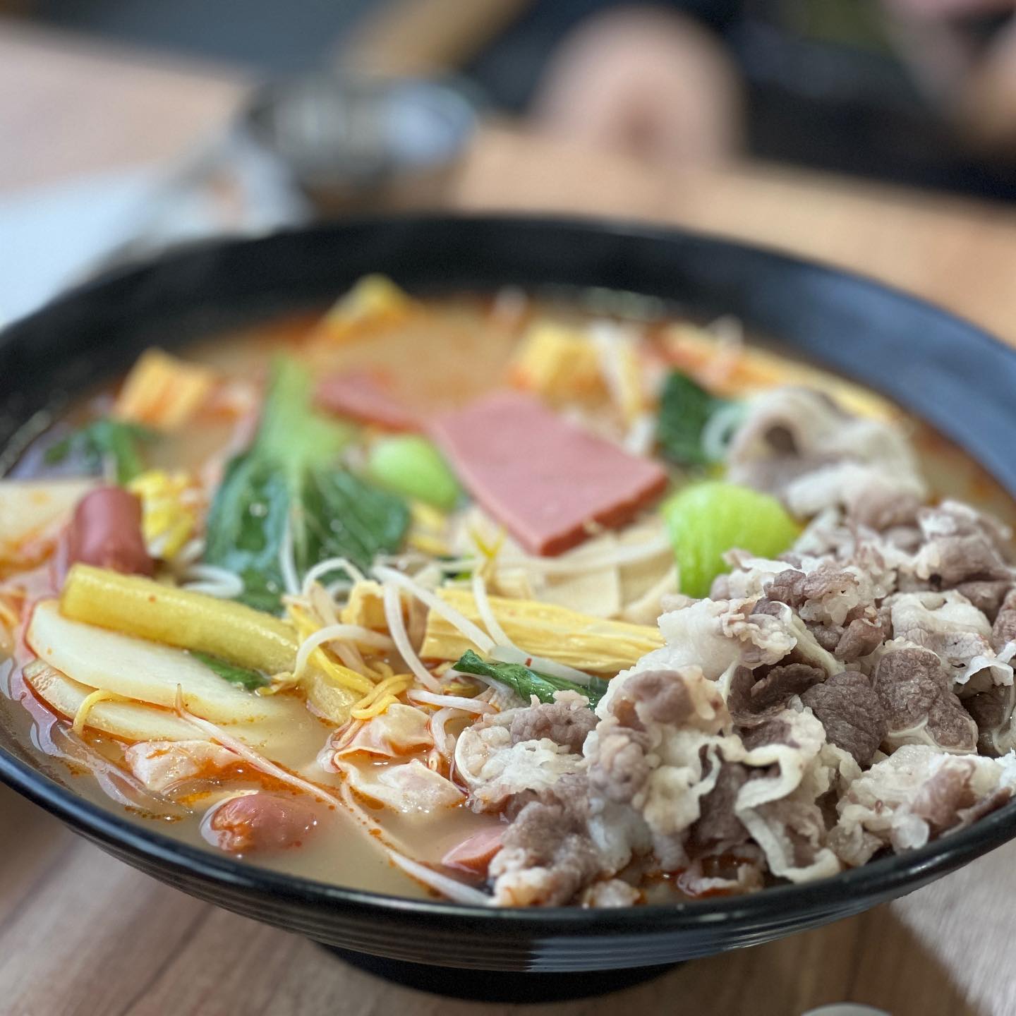 한번 먹어보면 생각나는 마라탕! 전주 "미미마라 효자점"
전주대 평생교육원 근처에 있고 역전할머니 뒷편에 위치.
맞은편에 주차장도 있어서 주차공간 좋음.
마라탕이 유행하면서 위생논란이 많았는데 미미마라 효자점은 한국인 사장님이 운영하시면서 굉장히 깔끔하고 청결한걸 느낄 수 있음!
오픈주방이여서 내부가 훤히 보이고 마라탕 재료들도 신선하고 깔끔하게 해두셔서 👍
메뉴
- 마라탕 : 100g당 1,700원
- 마라샹궈 : 100g당 3,000원
- 꿔바로우 : 소 10,000/대 17,000원
- 계란볶음밥 : 6,000원
- 칠리새우 : 10,000원
추가메뉴
- 양고기 : 100g당 3,000원
- 소고기 : 100g당 3,000원
등등 
2인분을 함께 담고 꿔바로우나 칠리새우 같이 먹으면 베스트!
좋아하는 재료들 가득 담고 2단계 매운맛으로 2인이니 소고기 200g추가하여 주문. 
국물이 깔끔하고 알싸한 매운맛이 딱 좋았고 꿔바로우는 소스를 따로 달라하여서 찍먹했는데 바삭하고 쫄깃함이 남아있어서 아주 좋았음!
마라탕과 꿔바로우는 뗄 수 없는 사이..
청결하고 깔끔한 마라탕집,  전주 미미마라 추천!
주소 : 전북 전주시 완산구 후곡길 31-33 미미마라 효자점
연락처 : 010-4324-4525
영업시간 : 매일 11:30 - 22:30
브레이크 타임 : 15:00~16:00
#전주마라탕 #전주효자동마라탕 #효자동맛집 #미미마라효자점 #전주신시가지 #전주신시가지마라탕맛집 #신시가지마라탕 #리뷰노트 #협찬 #후기