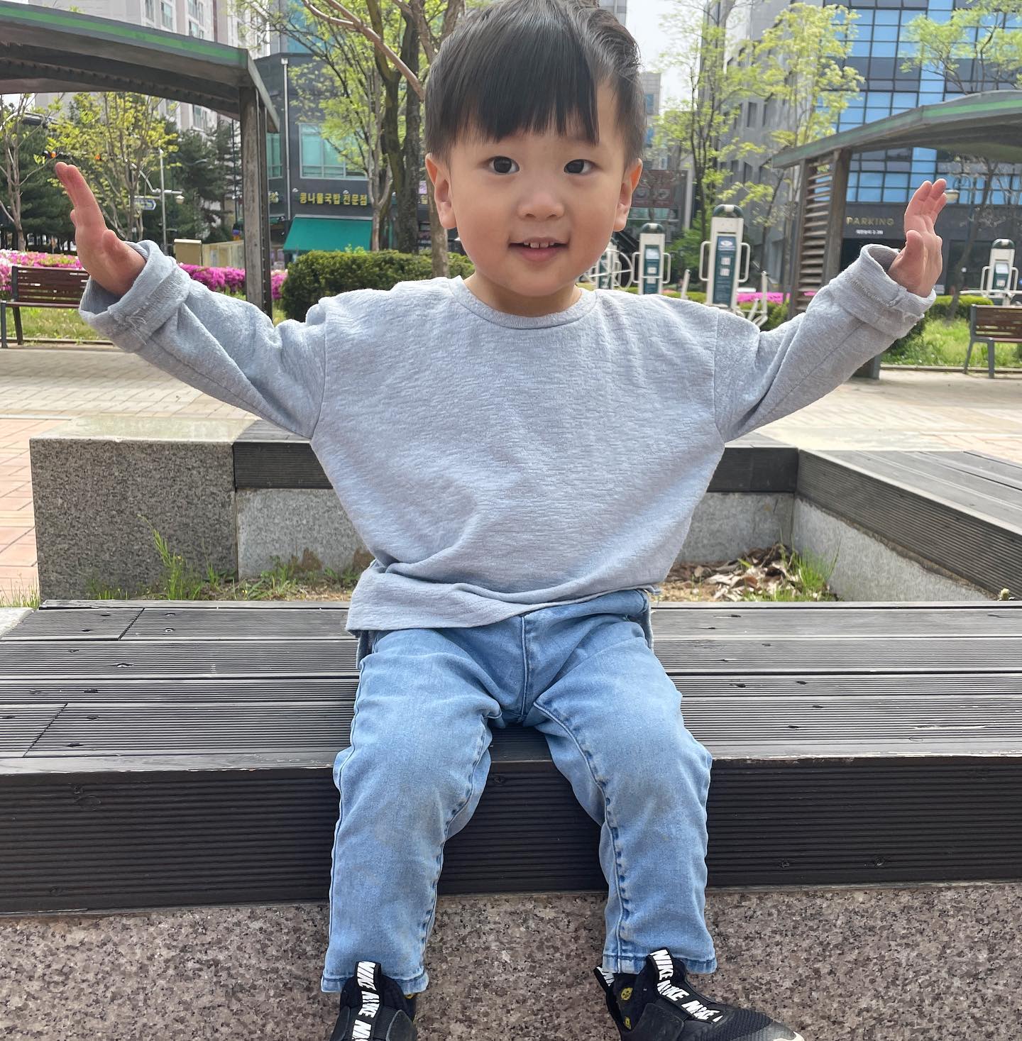 D+632

요즘 말도 안듣고
잠도 드럽게 안자는 3살 어린이

늦게 잠들었는데 새벽마다 깨서 30분씩 오열하고
왜 6시 15분 칼기상하는거니😭
오늘도 하원후 놀이터다!

#20개월아기 #소띠아기 #소띠맘🐮 #소띠맘소통 #개춘기 #육아기록 #육아스타그램 #육아일상 #배재유니❤️ #배재유니