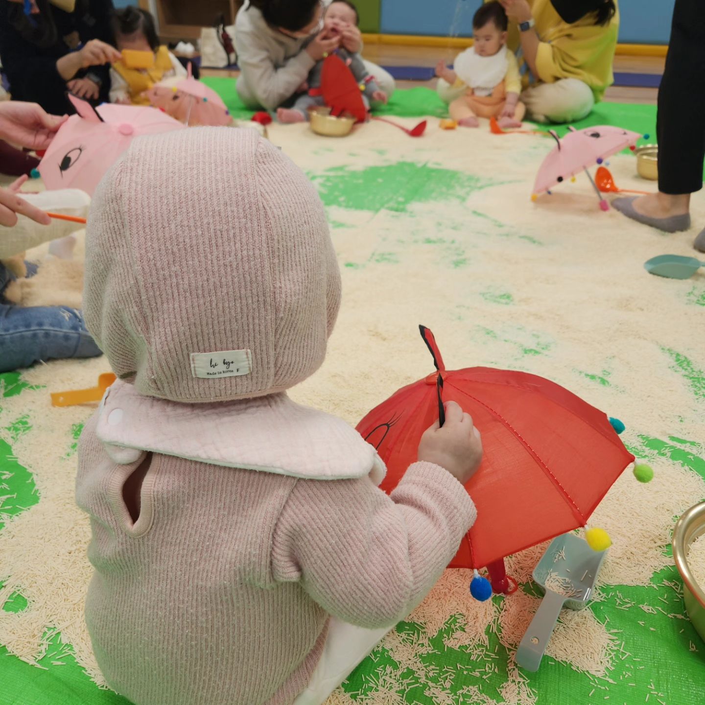 -
제니는 구경하고
엄마가 다니는 문화센터🫠

요즘에는 어린이집 한탕뛰고 가려니
중간에 너무 졸려하는구만

#비오는날 #문화센터 #체력무엇 #雨