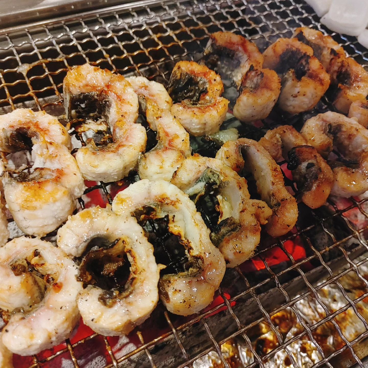 😍 박촌 이억집

장어 먹으러 신나게 갔는데
사람들 너무 많아서 두번 세번 놀랐어용...🤭
진짜 이 동네 손에 꼽는 인기 핫플임 !

넷이서 장어 3키로 흡입하고도 장어탕 두개에
밥 3공기 뚝딱 ㅋㅋㅋㅋ 진짜 폭식 ~👍👍👍

다 구워주는 고급 장어집은 아니지만
셀프로 먹으며 많이 먹고 술마시고 떠들기 좋은 곳!

#먹보얄라 #인천장어 #박촌맛집 #이억집