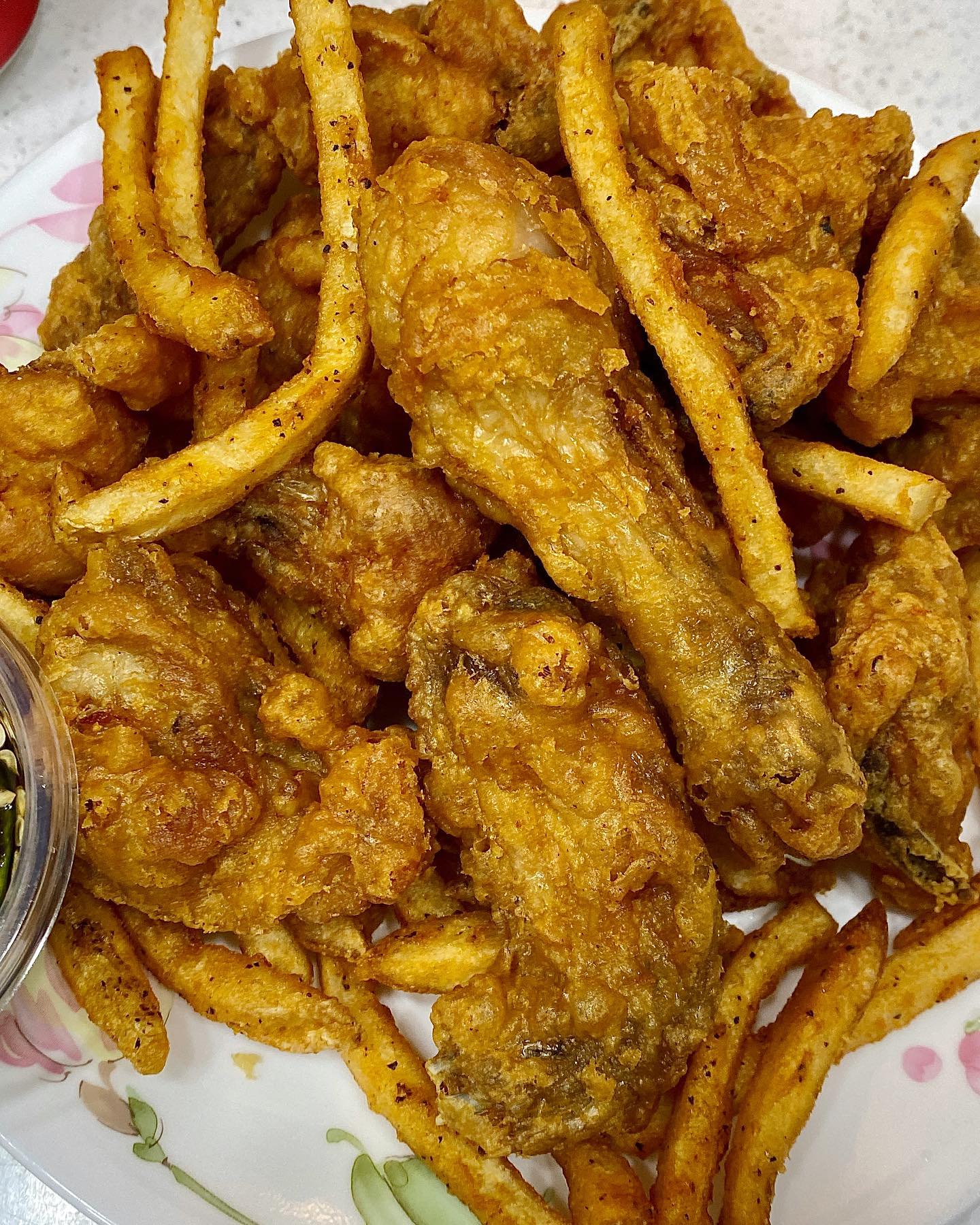 #아빠는치킨대장 

먹수니일지🐔

친정집 근처에 새로생긴 동네 치킨집✨

얇고 바삭한 튀김 후라이드& 옛날 아빠가 사온 그 달콤한 소스의 양념 치킨 스타일✨✨

땡초 간장 소스에 바삭 치킨 찍어 먹으니 맥주가 절로 생각난다그여 😋

닭 염지도 적당히 잘 되어 있고 양념 치킨은 어린이도 먹을 수 있는 달달한 맛,,, 또 생각 나는 양념🥹 

피드 올리면서 또 먹고싶어지니까 엄마빠 보러 친정집 가면서 사들고 방문해야게쏘요💓

뻑살도 넘 맛잇게 잘 마시구 갑니둥 ٩( ᐛ )و 

.

🏠 울산 중구 화진4길 43 1층

.

#울산맛집 #울산치킨맛집 #울산치킨배달 #울산우정동치킨 #울산태화동치킨 #울산신상치킨 #울산치킨추천 #태화동치킨 #우정동치킨 #먹스타스램 #치킨스타그램