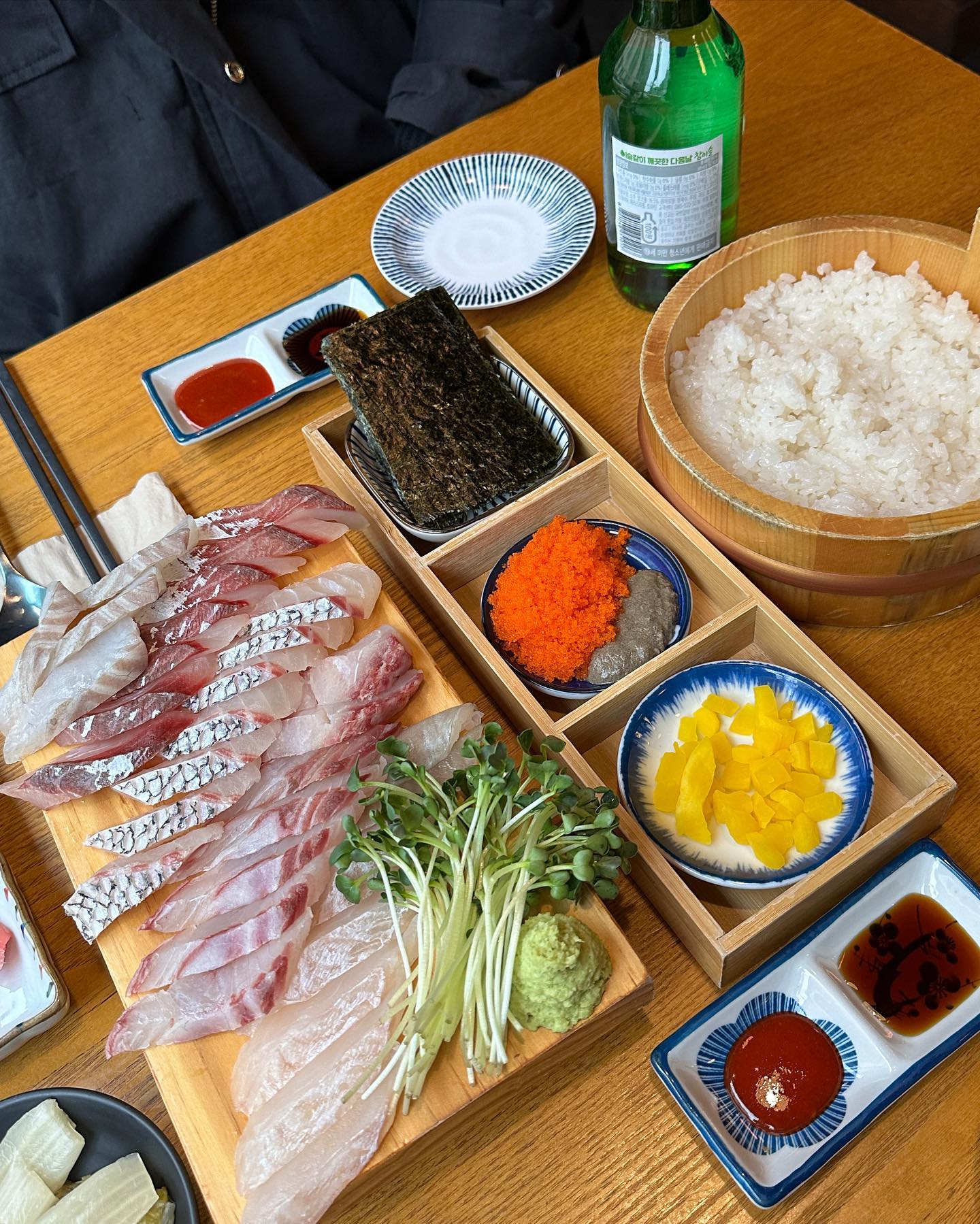 [선릉 숙성회 맛집 #센도수산]
-
선릉에 갈 때마다 생각나는 술집이 있다! 이거 먹으러 선릉에 갈 정두,, 예약하고 가지 않으면 웨이팅이 있어서 먹기 힘든 집이다. 최근에는 역삼점도 생겨서 예약을 못 했다면 역삼점으로 방문하는 것도 좋은 방법‼️ 

숙성회를 시키면 사이드로 쌈싸마끼는 필수로 주문해야한다! 회랑 싸먹으면 미텼음..🥹

쌈싸마끼 때문에 이 집에 방문하는 거래도 과언이 아니다..🩵 가리비도 맛있지만 둘이 갔을 땐 숙성회 소자에 쌈싸마끼만 먹어두 충분🫶🏻

#박소떡_강남
