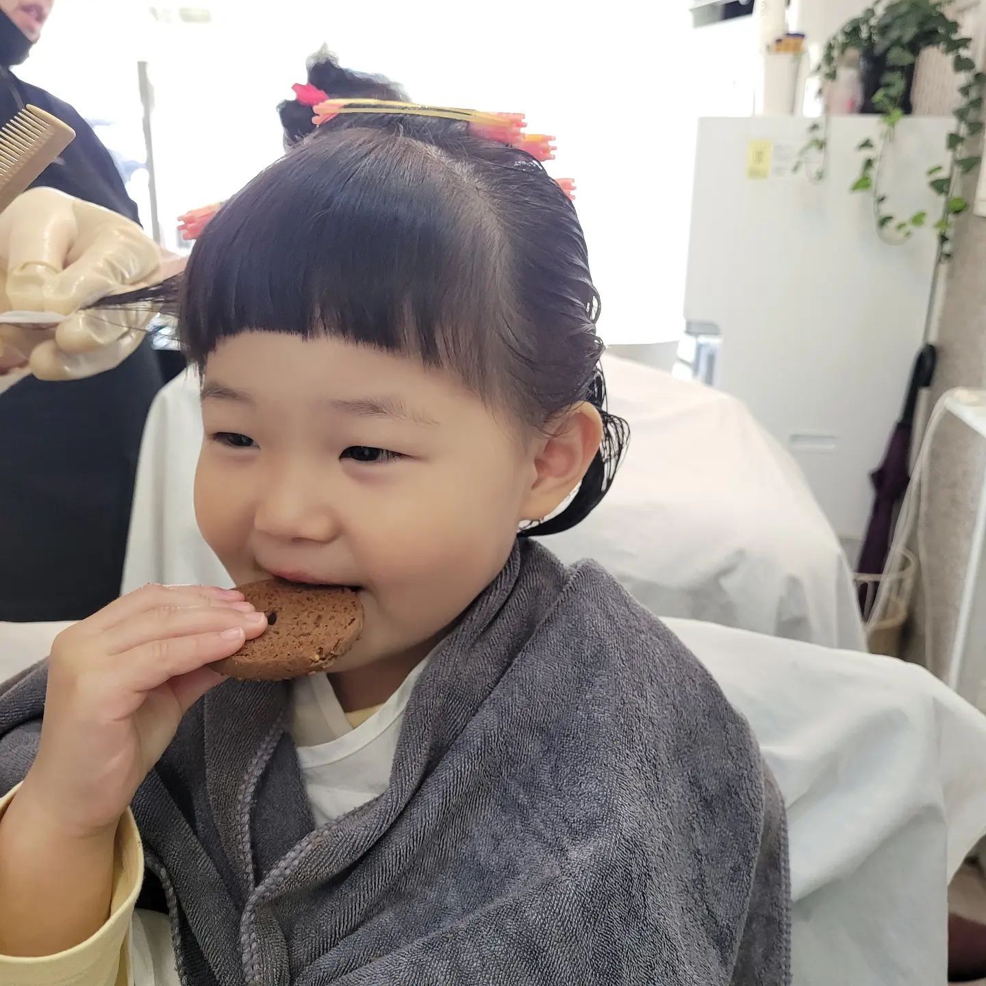 #오랜만이지요 
.
그동안 왠만하면 집에서 자르고 파마해주고 했는데 
아무래도 야매로 하다보니 점점 수습이 안되더라구요😆
그래서 미용실로 고고~
역시 괜히 전문가가 아니지요ㅋㅋㅋ
앞머리까지 뽀글뽀글 볶았는데 넘 귀엽구요😍
지금아니면 못할 뽀글퐈마!!
뭘해도 귀여운 4살 ~♡♡
#딸스타그램 #아기파마 #뽀글뽀글파마 #맘에들어요❤️ #미용실체질인듯 #너도여자라고 #이뻐지는줄아나봄